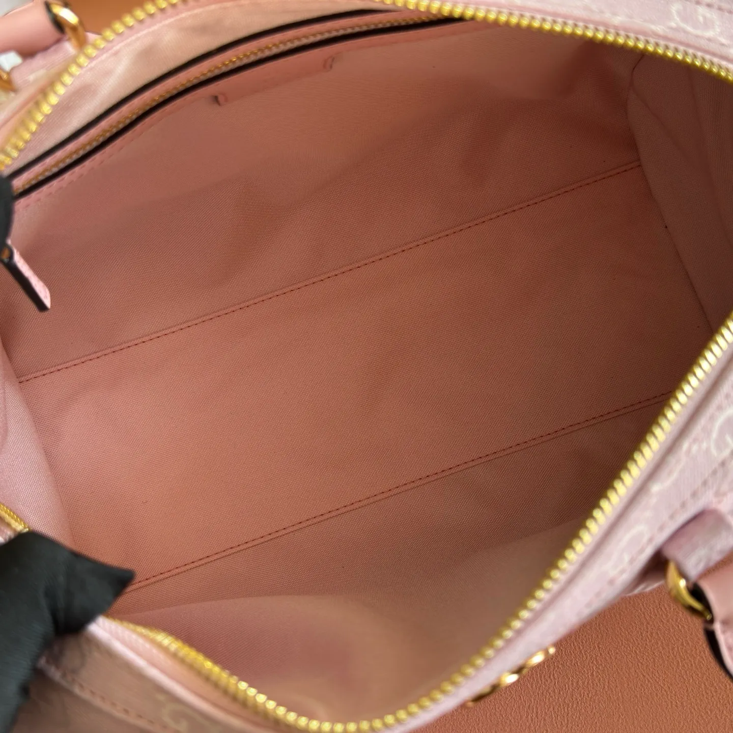 p1100💋💋💋【Original configuration counter complete package】🔥Ophidia series pays tribute to the brand heritage with iconic striped webbing and gold-toned double G elements. This Boston bag is made of GG canvas and uses novel colors to add color to this season's look. Pink GG canvas Pink leather piping Gold-tone hardware Pink cotton and linen lining Double G handles (10 cm high) Removable and adjustable leather shoulder strap (height: 48 cm) Zip closure Model number: 857595. Dimensions: 30cm (W) x 16cm (H) x 20cm (D) Weight: Approx. 1kg Colour: Pink/Canvas.