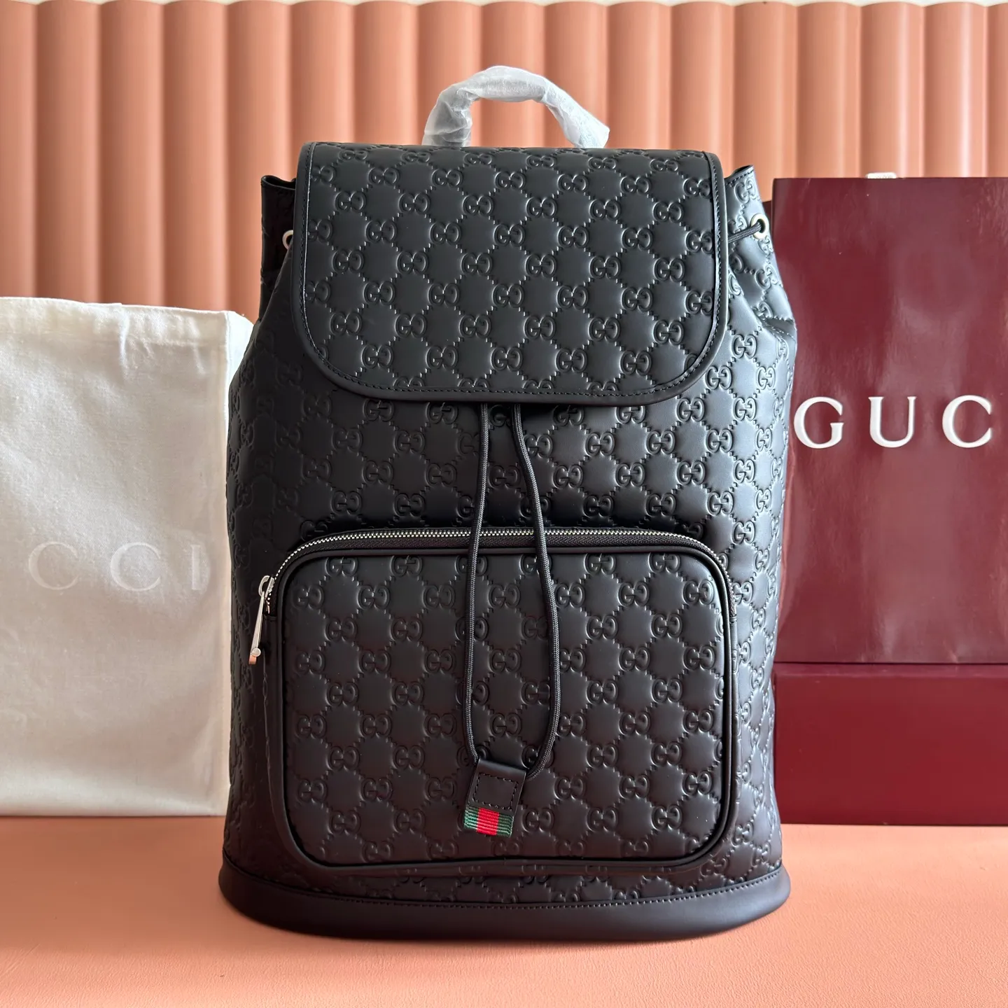 p1700💋💋💋【With full set of original counter packaging】The GG Emblem series uses smooth leather decorated with GG printed embossed patterns to reinterpret the brand's timeless elegance and exquisite craftsmanship. This new line of backpacks is versatile, featuring a padded laptop compartment and a padded mesh back panel. The webbing pull-loop detail adds to the charm of the entire silhouette. Black GG printed embossed glossy leather Black leather piping Gucci printed embossed logo Black cotton and linen blend lining Padded mesh on the back Adjustable shoulder straps Web pull-loop detail Interior: 1 zip pocket External: 1 zip pocket Handle height: 10 cm Flap closure with drawstring Model: 854750. Dimensions: 34cm (W) x 44cm (H) x 15cm (D) Weight: Approx. 1.4kg Colour: Black/Embossed.