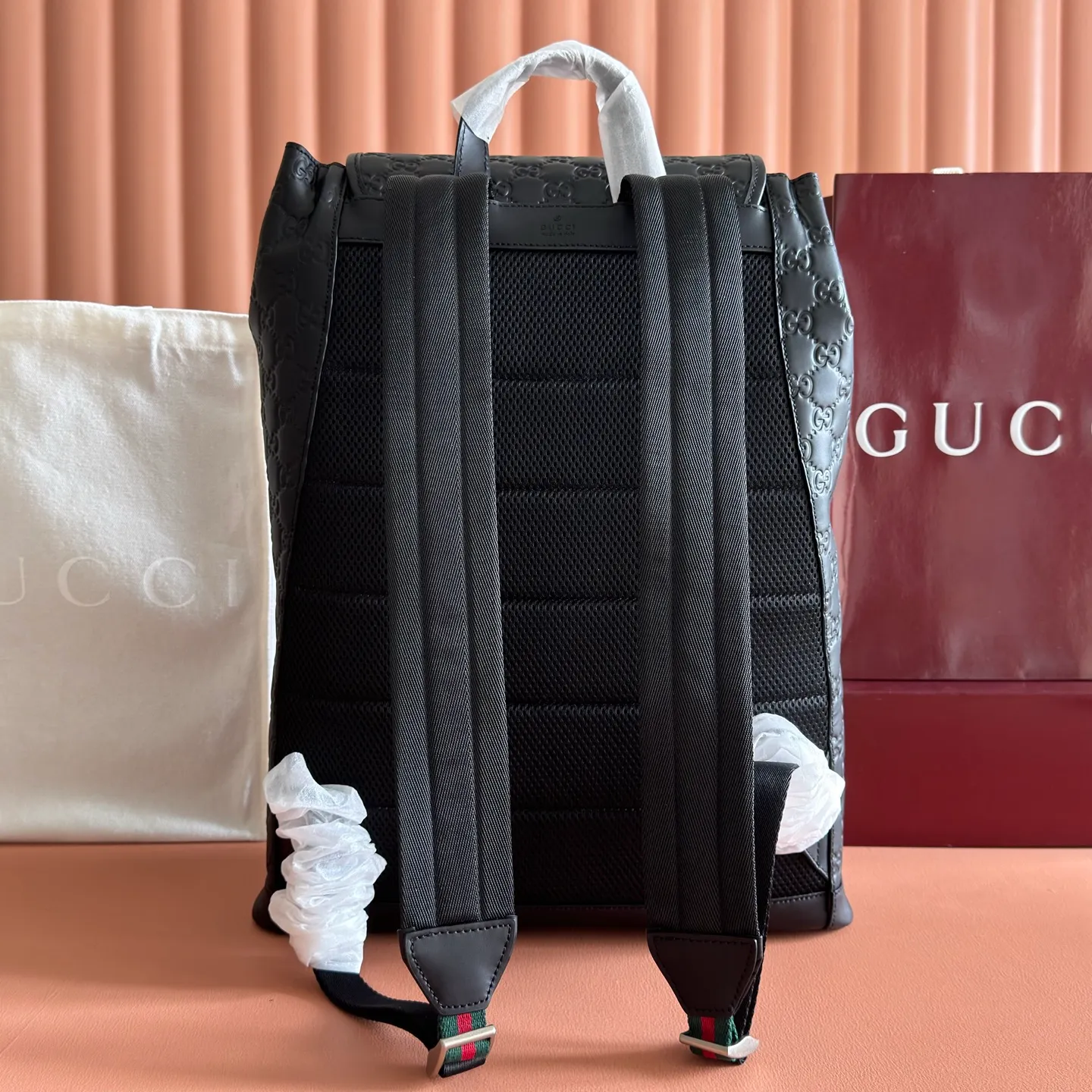 p1700💋💋💋【With full set of original counter packaging】The GG Emblem series uses smooth leather decorated with GG printed embossed patterns to reinterpret the brand's timeless elegance and exquisite craftsmanship. This new line of backpacks is versatile, featuring a padded laptop compartment and a padded mesh back panel. The webbing pull-loop detail adds to the charm of the entire silhouette. Black GG printed embossed glossy leather Black leather piping Gucci printed embossed logo Black cotton and linen blend lining Padded mesh on the back Adjustable shoulder straps Web pull-loop detail Interior: 1 zip pocket External: 1 zip pocket Handle height: 10 cm Flap closure with drawstring Model: 854750. Dimensions: 34cm (W) x 44cm (H) x 15cm (D) Weight: Approx. 1.4kg Colour: Black/Embossed.