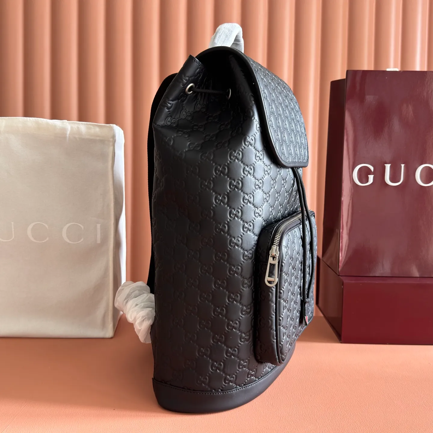 p1700💋💋💋【With full set of original counter packaging】The GG Emblem series uses smooth leather decorated with GG printed embossed patterns to reinterpret the brand's timeless elegance and exquisite craftsmanship. This new line of backpacks is versatile, featuring a padded laptop compartment and a padded mesh back panel. The webbing pull-loop detail adds to the charm of the entire silhouette. Black GG printed embossed glossy leather Black leather piping Gucci printed embossed logo Black cotton and linen blend lining Padded mesh on the back Adjustable shoulder straps Web pull-loop detail Interior: 1 zip pocket External: 1 zip pocket Handle height: 10 cm Flap closure with drawstring Model: 854750. Dimensions: 34cm (W) x 44cm (H) x 15cm (D) Weight: Approx. 1.4kg Colour: Black/Embossed.