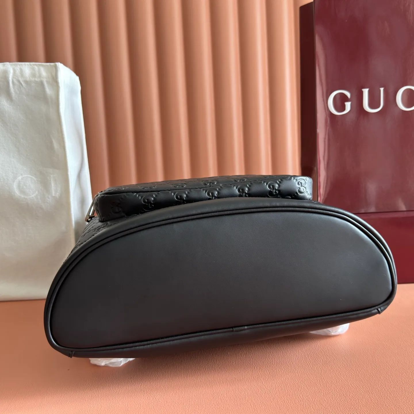 p1700💋💋💋【With full set of original counter packaging】The GG Emblem series uses smooth leather decorated with GG printed embossed patterns to reinterpret the brand's timeless elegance and exquisite craftsmanship. This new line of backpacks is versatile, featuring a padded laptop compartment and a padded mesh back panel. The webbing pull-loop detail adds to the charm of the entire silhouette. Black GG printed embossed glossy leather Black leather piping Gucci printed embossed logo Black cotton and linen blend lining Padded mesh on the back Adjustable shoulder straps Web pull-loop detail Interior: 1 zip pocket External: 1 zip pocket Handle height: 10 cm Flap closure with drawstring Model: 854750. Dimensions: 34cm (W) x 44cm (H) x 15cm (D) Weight: Approx. 1.4kg Colour: Black/Embossed.