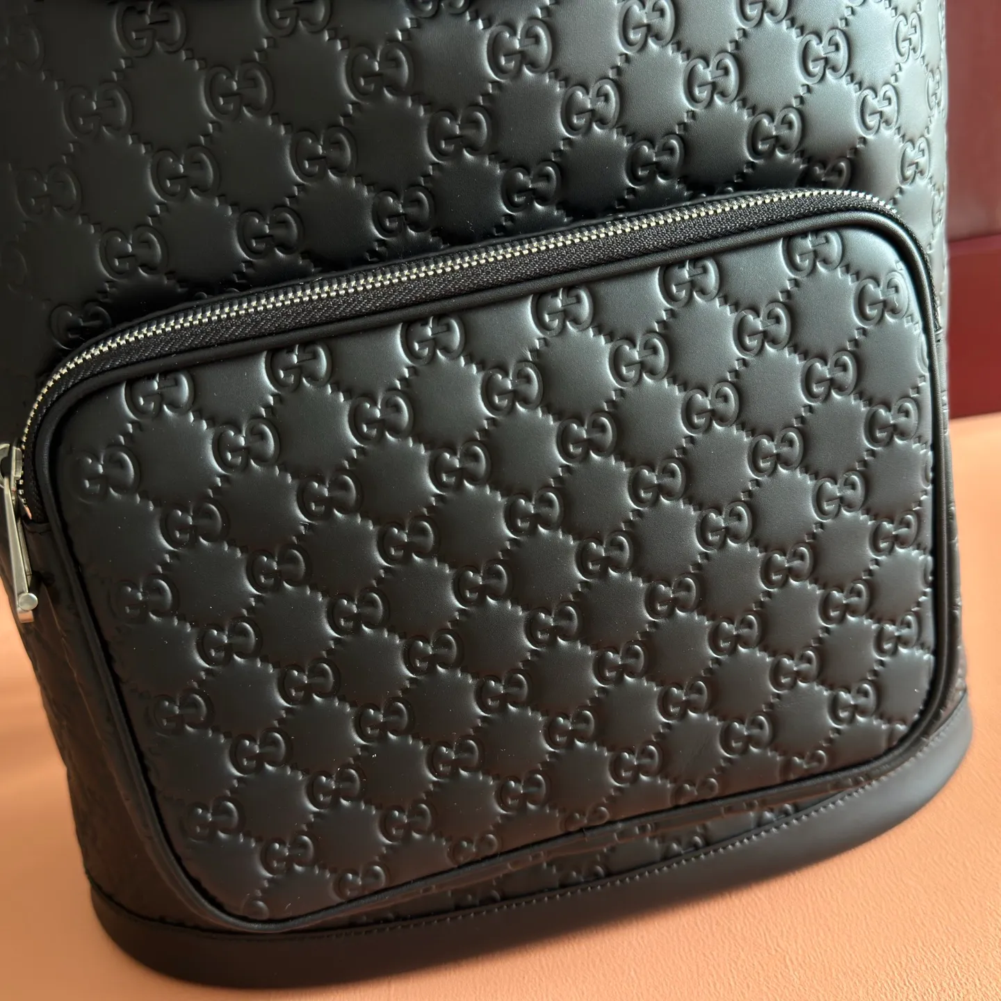 p1700💋💋💋【With full set of original counter packaging】The GG Emblem series uses smooth leather decorated with GG printed embossed patterns to reinterpret the brand's timeless elegance and exquisite craftsmanship. This new line of backpacks is versatile, featuring a padded laptop compartment and a padded mesh back panel. The webbing pull-loop detail adds to the charm of the entire silhouette. Black GG printed embossed glossy leather Black leather piping Gucci printed embossed logo Black cotton and linen blend lining Padded mesh on the back Adjustable shoulder straps Web pull-loop detail Interior: 1 zip pocket External: 1 zip pocket Handle height: 10 cm Flap closure with drawstring Model: 854750. Dimensions: 34cm (W) x 44cm (H) x 15cm (D) Weight: Approx. 1.4kg Colour: Black/Embossed.