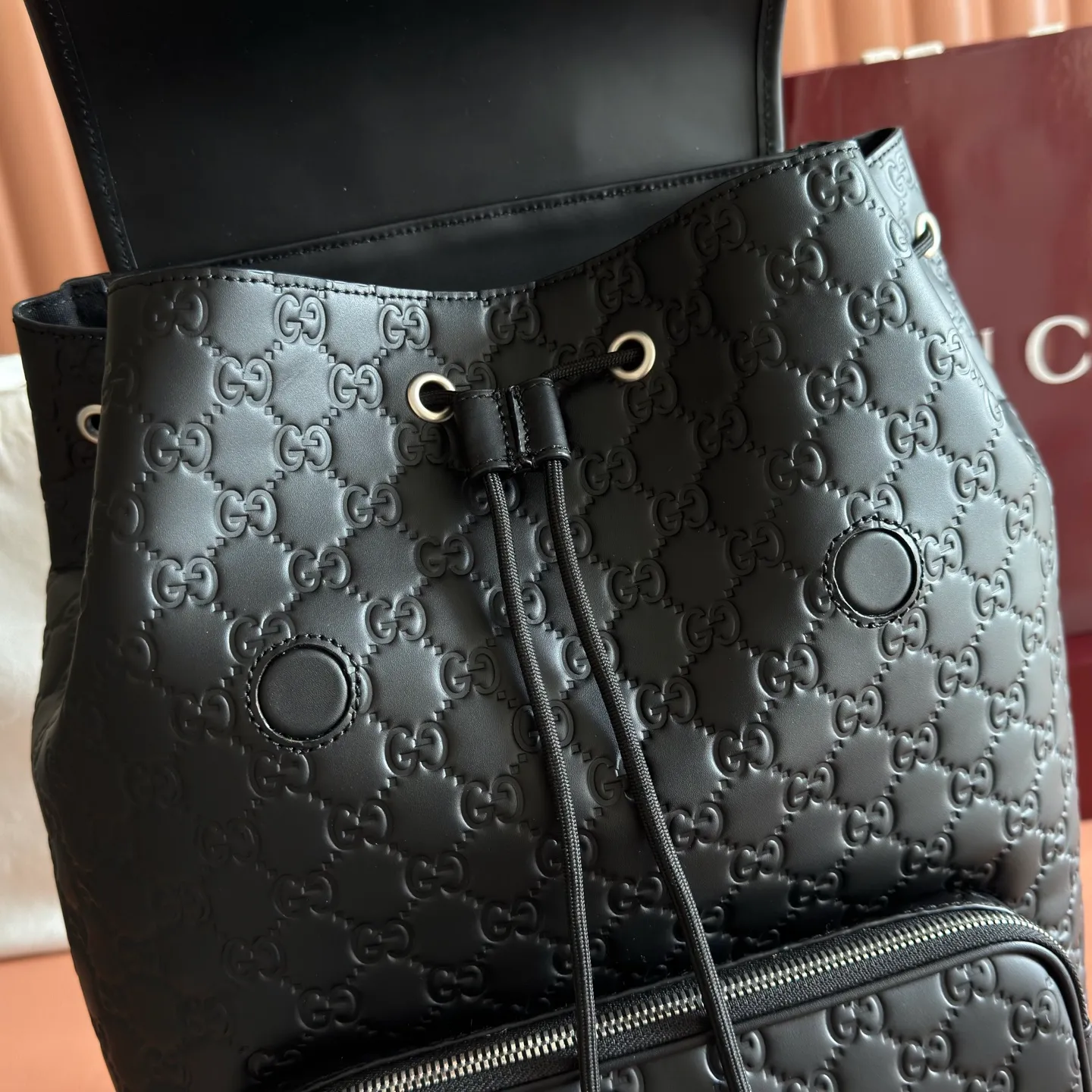 p1700💋💋💋【With full set of original counter packaging】The GG Emblem series uses smooth leather decorated with GG printed embossed patterns to reinterpret the brand's timeless elegance and exquisite craftsmanship. This new line of backpacks is versatile, featuring a padded laptop compartment and a padded mesh back panel. The webbing pull-loop detail adds to the charm of the entire silhouette. Black GG printed embossed glossy leather Black leather piping Gucci printed embossed logo Black cotton and linen blend lining Padded mesh on the back Adjustable shoulder straps Web pull-loop detail Interior: 1 zip pocket External: 1 zip pocket Handle height: 10 cm Flap closure with drawstring Model: 854750. Dimensions: 34cm (W) x 44cm (H) x 15cm (D) Weight: Approx. 1.4kg Colour: Black/Embossed.