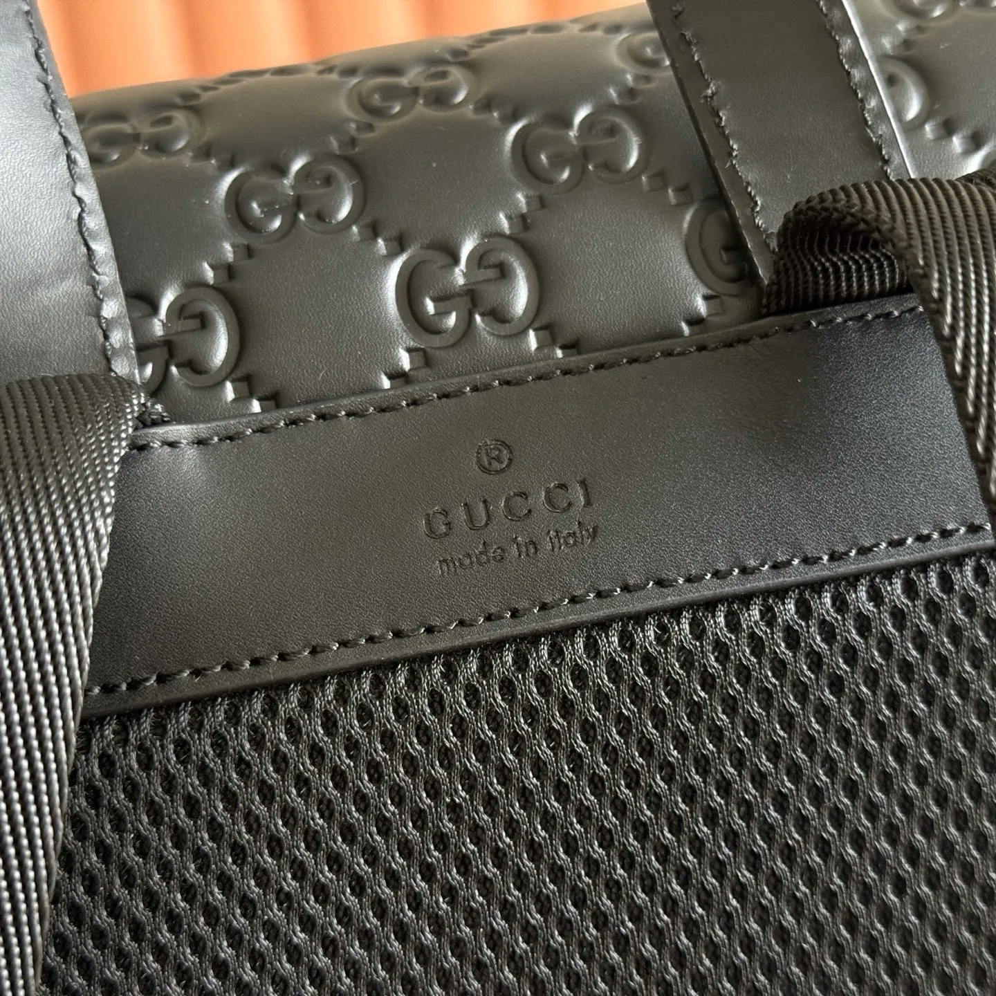 p1700💋💋💋【With full set of original counter packaging】The GG Emblem series uses smooth leather decorated with GG printed embossed patterns to reinterpret the brand's timeless elegance and exquisite craftsmanship. This new line of backpacks is versatile, featuring a padded laptop compartment and a padded mesh back panel. The webbing pull-loop detail adds to the charm of the entire silhouette. Black GG printed embossed glossy leather Black leather piping Gucci printed embossed logo Black cotton and linen blend lining Padded mesh on the back Adjustable shoulder straps Web pull-loop detail Interior: 1 zip pocket External: 1 zip pocket Handle height: 10 cm Flap closure with drawstring Model: 854750. Dimensions: 34cm (W) x 44cm (H) x 15cm (D) Weight: Approx. 1.4kg Colour: Black/Embossed.
