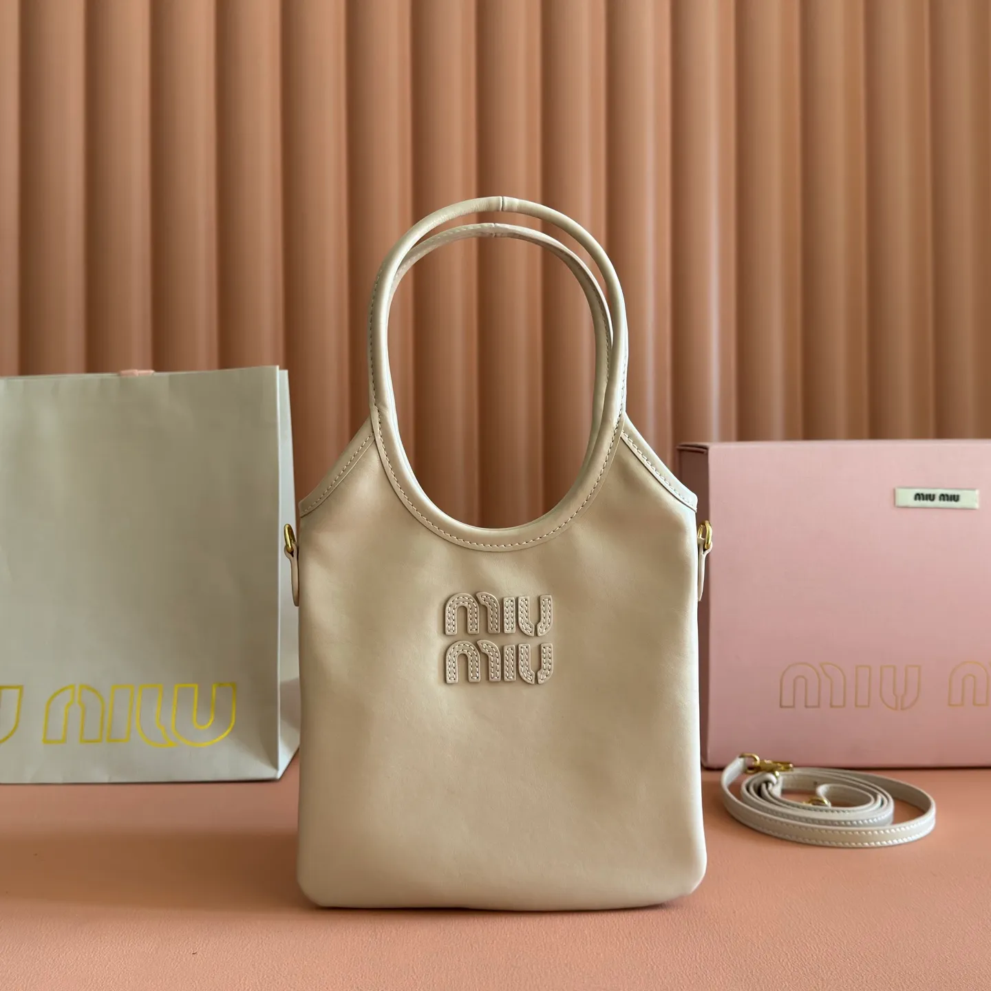 p1240💋💋💋【Equipped with full set of counter packaging and premium hardware original leather】IVY cow leather tote bag small handbag/crossbody bag~ This cowhide leather tote bag is decorated with metal details brand letter logo, showing classic style and very recognizable. Size: W20×H24cm No./5BG281