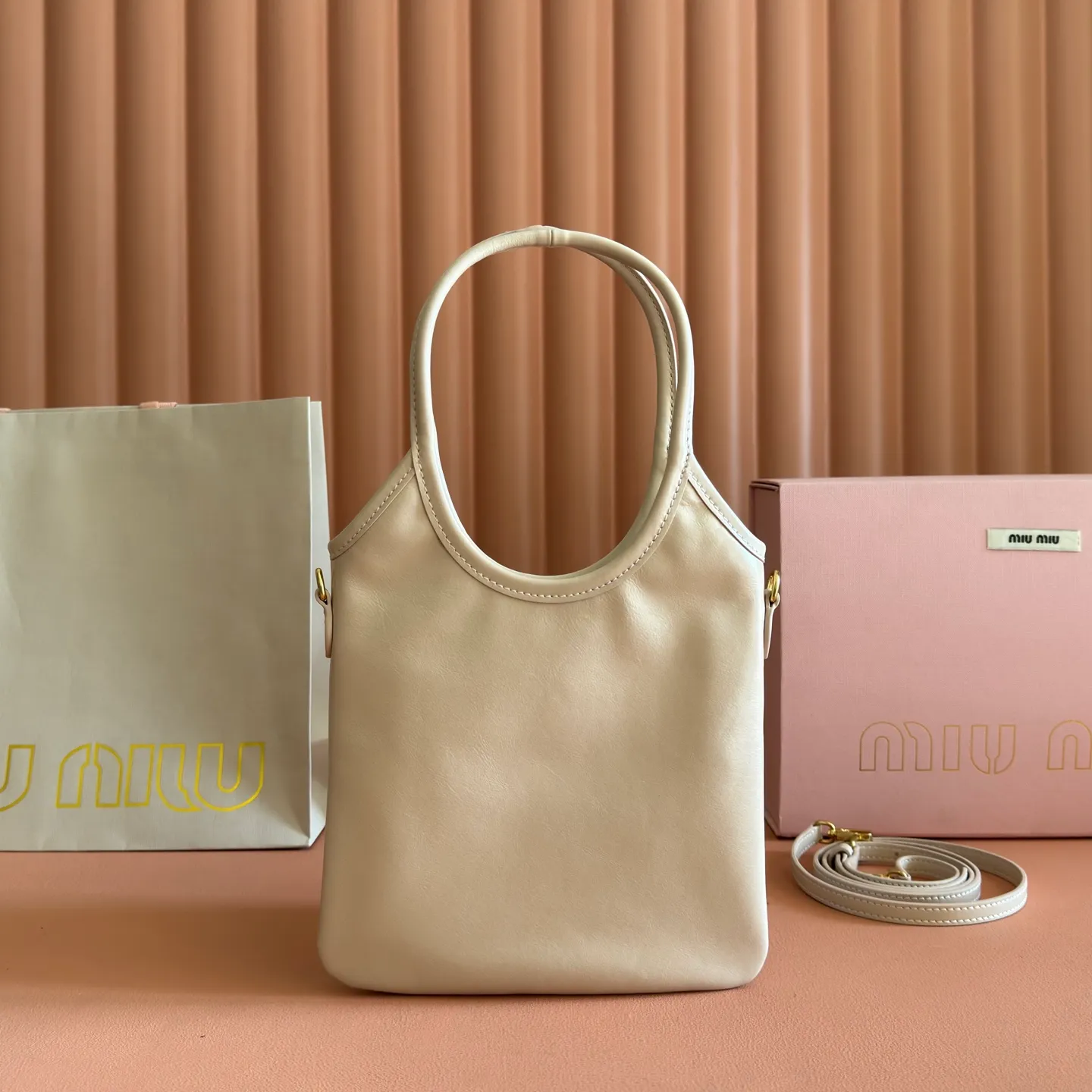 p1240💋💋💋【Equipped with full set of counter packaging and premium hardware original leather】IVY cow leather tote bag small handbag/crossbody bag~ This cowhide leather tote bag is decorated with metal details brand letter logo, showing classic style and very recognizable. Size: W20×H24cm No./5BG281