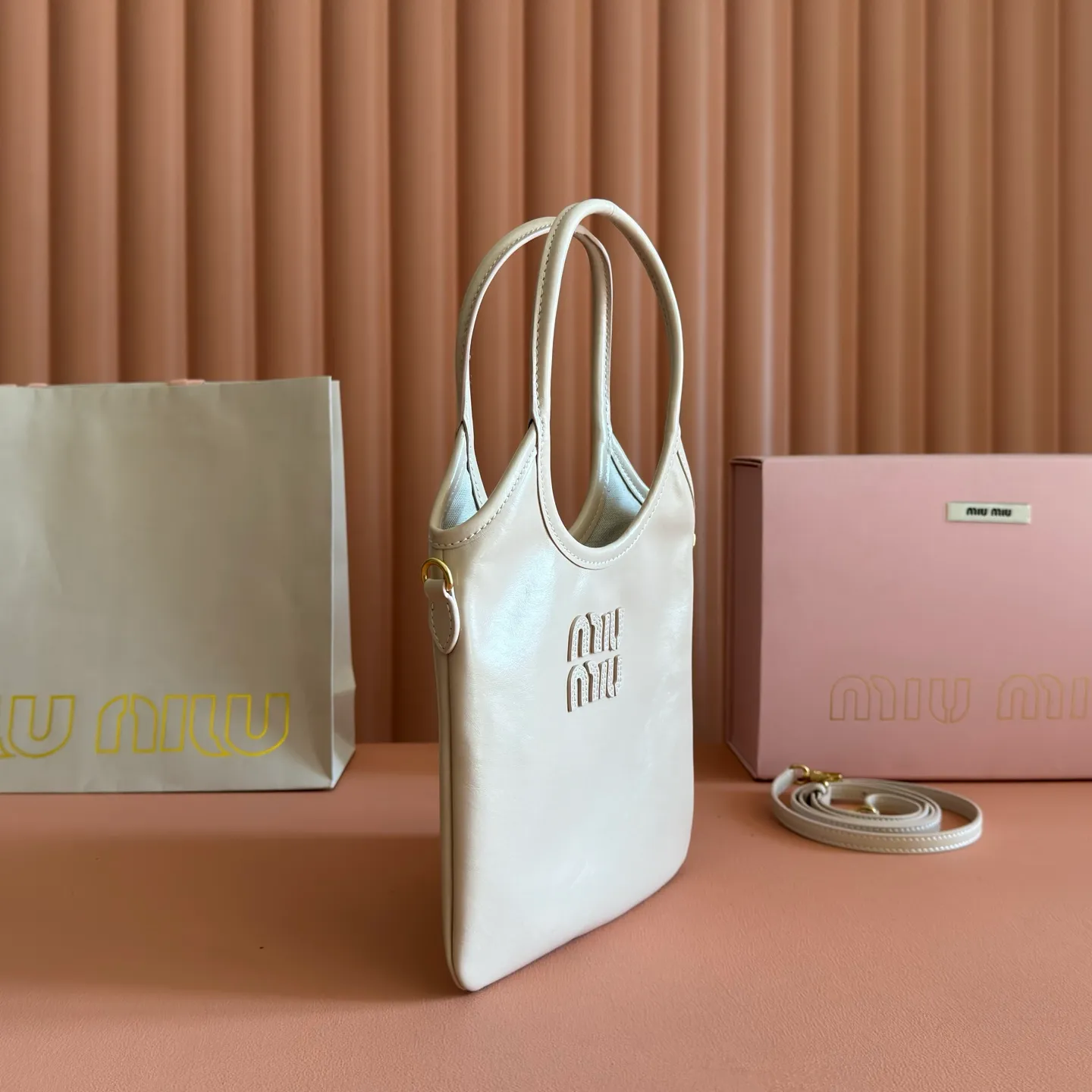 p1240💋💋💋【Equipped with full set of counter packaging and premium hardware original leather】IVY cow leather tote bag small handbag/crossbody bag~ This cowhide leather tote bag is decorated with metal details brand letter logo, showing classic style and very recognizable. Size: W20×H24cm No./5BG281