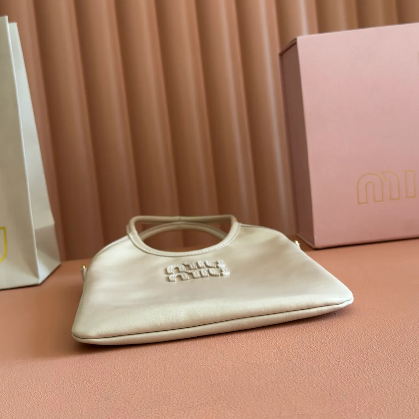 p1240💋💋💋【Equipped with full set of counter packaging and premium hardware original leather】IVY cow leather tote bag small handbag/crossbody bag~ This cowhide leather tote bag is decorated with metal details brand letter logo, showing classic style and very recognizable. Size: W20×H24cm No./5BG281