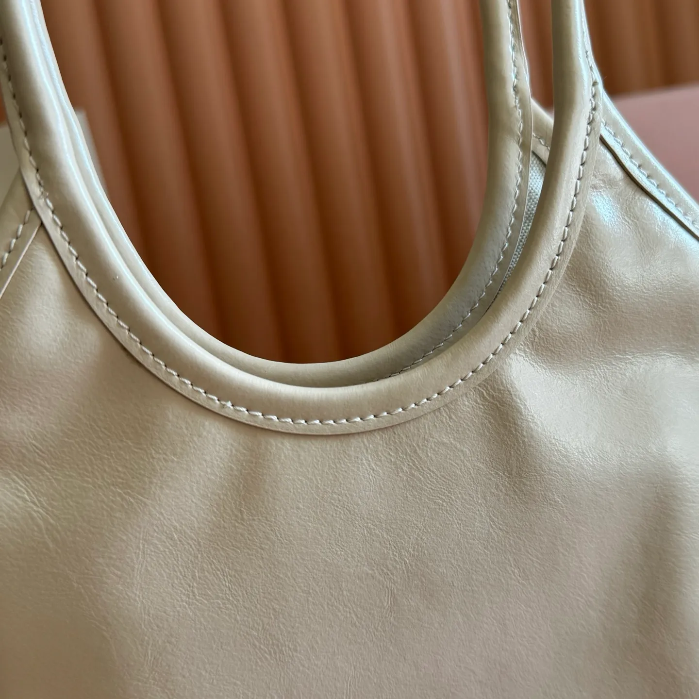 p1240💋💋💋【Equipped with full set of counter packaging and premium hardware original leather】IVY cow leather tote bag small handbag/crossbody bag~ This cowhide leather tote bag is decorated with metal details brand letter logo, showing classic style and very recognizable. Size: W20×H24cm No./5BG281
