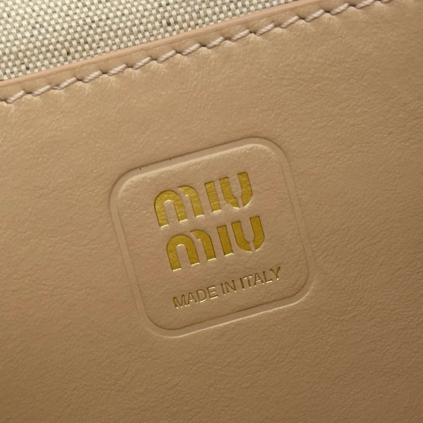 p1240💋💋💋【Equipped with full set of counter packaging and premium hardware original leather】IVY cow leather tote bag small handbag/crossbody bag~ This cowhide leather tote bag is decorated with metal details brand letter logo, showing classic style and very recognizable. Size: W20×H24cm No./5BG281