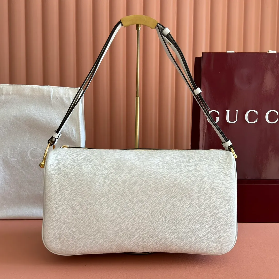 p1340💋💋💋【With full set of original counter packaging】The Gucci Half Horsebit series is newly presented, reinterpreting one of the brand's most iconic elements in a modern style. The collection cleverly combines relaxed silhouettes with the iconic half-horsebit hardware, which gives rise to its name. Brown grained soft leather Gold-tone hardware Brown cotton and linen blend lining Half horsebit closure Interior: One open pocket Adjustable cowhide leather shoulder strap (height: 33cm - 38cm) Zip closure Ident number: 862530. Dimensions: 38cm (width) x 20cm (height) x 15cm (depth) Weight: approx. 0.95kg Color: white/full leather.