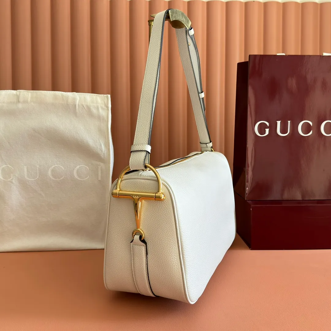 p1340💋💋💋【With full set of original counter packaging】The Gucci Half Horsebit series is newly presented, reinterpreting one of the brand's most iconic elements in a modern style. The collection cleverly combines relaxed silhouettes with the iconic half-horsebit hardware, which gives rise to its name. Brown grained soft leather Gold-tone hardware Brown cotton and linen blend lining Half horsebit closure Interior: One open pocket Adjustable cowhide leather shoulder strap (height: 33cm - 38cm) Zip closure Ident number: 862530. Dimensions: 38cm (width) x 20cm (height) x 15cm (depth) Weight: approx. 0.95kg Color: white/full leather.