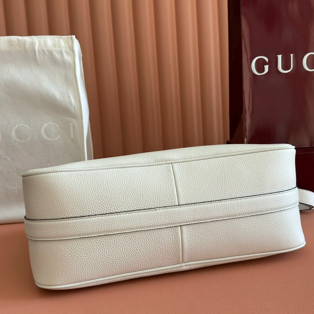 p1340💋💋💋【With full set of original counter packaging】The Gucci Half Horsebit series is newly presented, reinterpreting one of the brand's most iconic elements in a modern style. The collection cleverly combines relaxed silhouettes with the iconic half-horsebit hardware, which gives rise to its name. Brown grained soft leather Gold-tone hardware Brown cotton and linen blend lining Half horsebit closure Interior: One open pocket Adjustable cowhide leather shoulder strap (height: 33cm - 38cm) Zip closure Ident number: 862530. Dimensions: 38cm (width) x 20cm (height) x 15cm (depth) Weight: approx. 0.95kg Color: white/full leather.