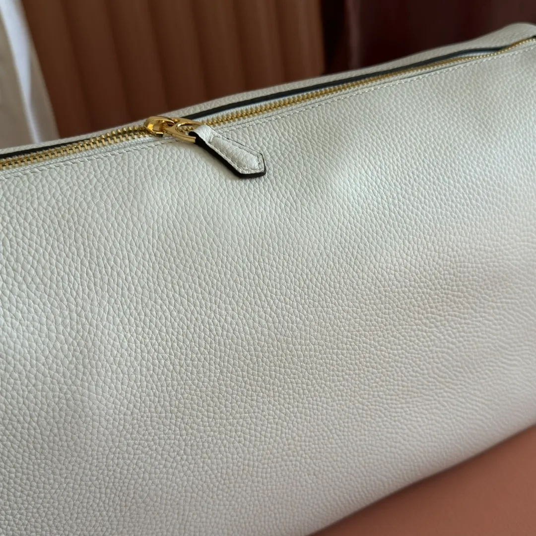 p1340💋💋💋【With full set of original counter packaging】The Gucci Half Horsebit series is newly presented, reinterpreting one of the brand's most iconic elements in a modern style. The collection cleverly combines relaxed silhouettes with the iconic half-horsebit hardware, which gives rise to its name. Brown grained soft leather Gold-tone hardware Brown cotton and linen blend lining Half horsebit closure Interior: One open pocket Adjustable cowhide leather shoulder strap (height: 33cm - 38cm) Zip closure Ident number: 862530. Dimensions: 38cm (width) x 20cm (height) x 15cm (depth) Weight: approx. 0.95kg Color: white/full leather.