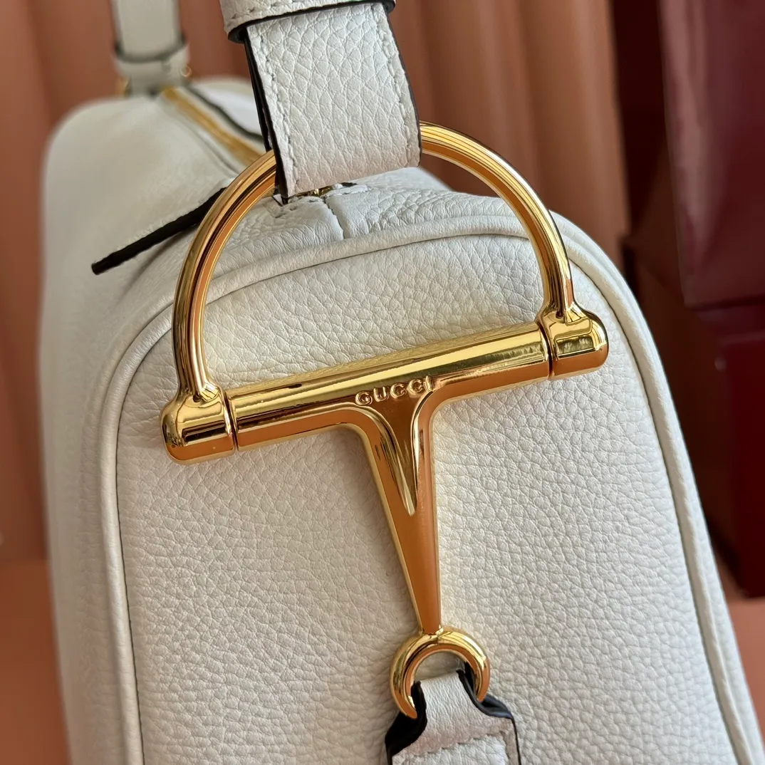 p1340💋💋💋【With full set of original counter packaging】The Gucci Half Horsebit series is newly presented, reinterpreting one of the brand's most iconic elements in a modern style. The collection cleverly combines relaxed silhouettes with the iconic half-horsebit hardware, which gives rise to its name. Brown grained soft leather Gold-tone hardware Brown cotton and linen blend lining Half horsebit closure Interior: One open pocket Adjustable cowhide leather shoulder strap (height: 33cm - 38cm) Zip closure Ident number: 862530. Dimensions: 38cm (width) x 20cm (height) x 15cm (depth) Weight: approx. 0.95kg Color: white/full leather.