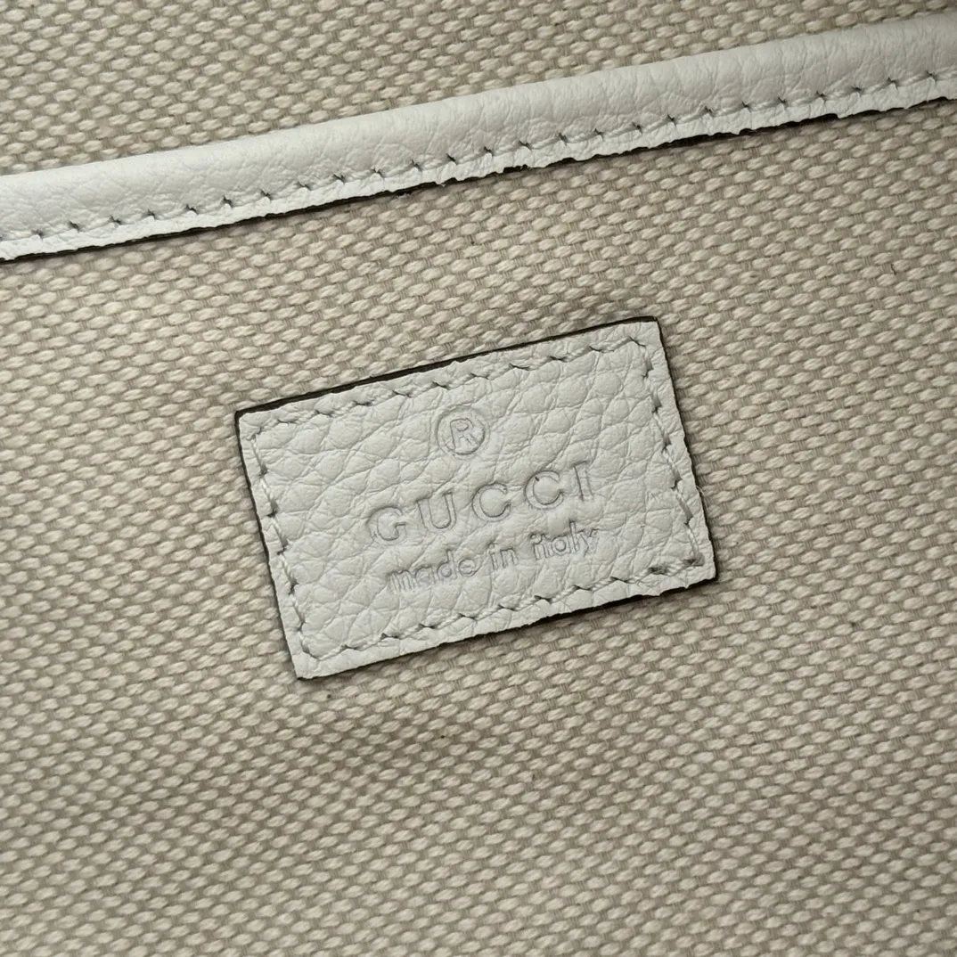 p1340💋💋💋【With full set of original counter packaging】The Gucci Half Horsebit series is newly presented, reinterpreting one of the brand's most iconic elements in a modern style. The collection cleverly combines relaxed silhouettes with the iconic half-horsebit hardware, which gives rise to its name. Brown grained soft leather Gold-tone hardware Brown cotton and linen blend lining Half horsebit closure Interior: One open pocket Adjustable cowhide leather shoulder strap (height: 33cm - 38cm) Zip closure Ident number: 862530. Dimensions: 38cm (width) x 20cm (height) x 15cm (depth) Weight: approx. 0.95kg Color: white/full leather.