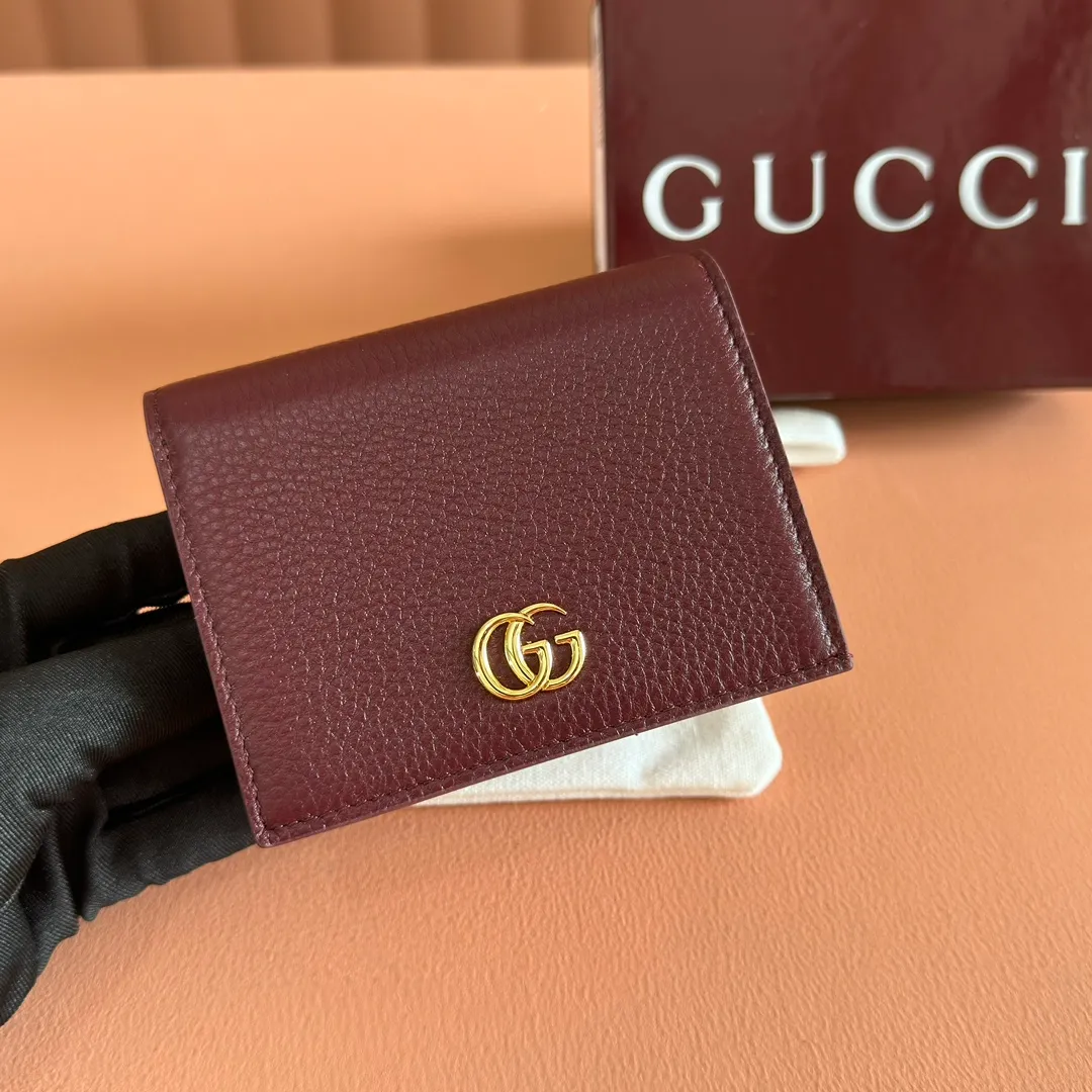 p400💋💋💋 "With full set of original counter packaging" [New product] This GG Marmont series card holder is made of classic and durable Ancora red with light pink cow leather, adding another classic to the "Aria-Fashion Aria" series. The Double G accessory originates from the belt buckle design of the 1970s, and is reinterpreted on this wallet in tone-on-tone resin. The classic design is combined with a monochromatic color scheme to highlight the modern fashion style. Anchor red and light pink leather Light gold resin hardware Double G 5 card compartments, 1 open pocket 1 bill compartment Internal zipper pocket Snap-button closure Weight: approx. 0.112 kg Model number: 456126. Dimensions when open: 11cm (W) x 17.5cm (H) Dimensions when closed: 11cm (W) x 8.5cm (H) x 3cm (D) Color: Anchor Red/Light Pink Made in Italy
