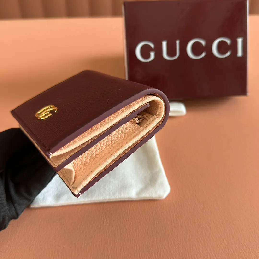 p400💋💋💋 "With full set of original counter packaging" [New product] This GG Marmont series card holder is made of classic and durable Ancora red with light pink cow leather, adding another classic to the "Aria-Fashion Aria" series. The Double G accessory originates from the belt buckle design of the 1970s, and is reinterpreted on this wallet in tone-on-tone resin. The classic design is combined with a monochromatic color scheme to highlight the modern fashion style. Anchor red and light pink leather Light gold resin hardware Double G 5 card compartments, 1 open pocket 1 bill compartment Internal zipper pocket Snap-button closure Weight: approx. 0.112 kg Model number: 456126. Dimensions when open: 11cm (W) x 17.5cm (H) Dimensions when closed: 11cm (W) x 8.5cm (H) x 3cm (D) Color: Anchor Red/Light Pink Made in Italy