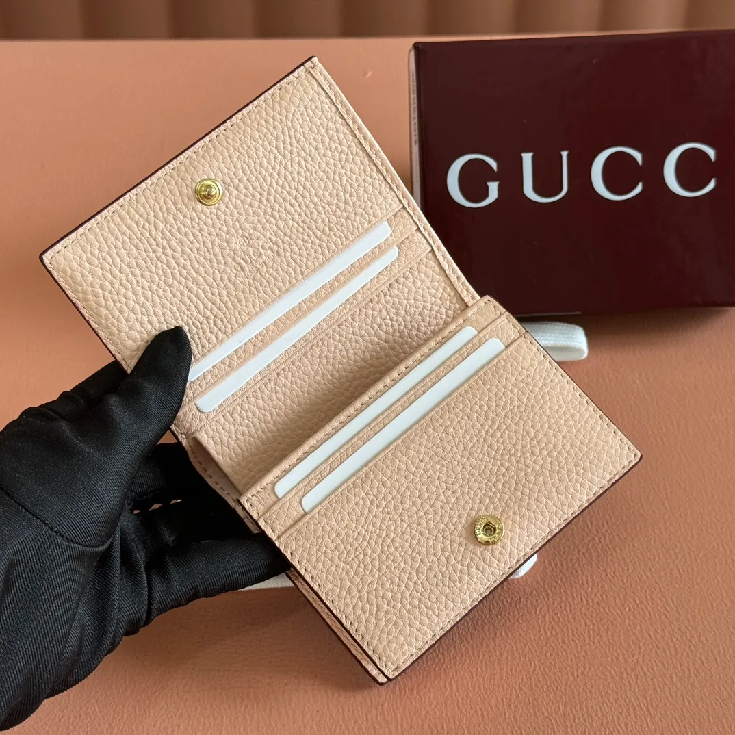 p400💋💋💋 "With full set of original counter packaging" [New product] This GG Marmont series card holder is made of classic and durable Ancora red with light pink cow leather, adding another classic to the "Aria-Fashion Aria" series. The Double G accessory originates from the belt buckle design of the 1970s, and is reinterpreted on this wallet in tone-on-tone resin. The classic design is combined with a monochromatic color scheme to highlight the modern fashion style. Anchor red and light pink leather Light gold resin hardware Double G 5 card compartments, 1 open pocket 1 bill compartment Internal zipper pocket Snap-button closure Weight: approx. 0.112 kg Model number: 456126. Dimensions when open: 11cm (W) x 17.5cm (H) Dimensions when closed: 11cm (W) x 8.5cm (H) x 3cm (D) Color: Anchor Red/Light Pink Made in Italy