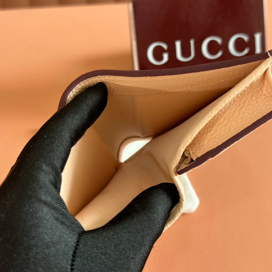 p400💋💋💋 "With full set of original counter packaging" [New product] This GG Marmont series card holder is made of classic and durable Ancora red with light pink cow leather, adding another classic to the "Aria-Fashion Aria" series. The Double G accessory originates from the belt buckle design of the 1970s, and is reinterpreted on this wallet in tone-on-tone resin. The classic design is combined with a monochromatic color scheme to highlight the modern fashion style. Anchor red and light pink leather Light gold resin hardware Double G 5 card compartments, 1 open pocket 1 bill compartment Internal zipper pocket Snap-button closure Weight: approx. 0.112 kg Model number: 456126. Dimensions when open: 11cm (W) x 17.5cm (H) Dimensions when closed: 11cm (W) x 8.5cm (H) x 3cm (D) Color: Anchor Red/Light Pink Made in Italy