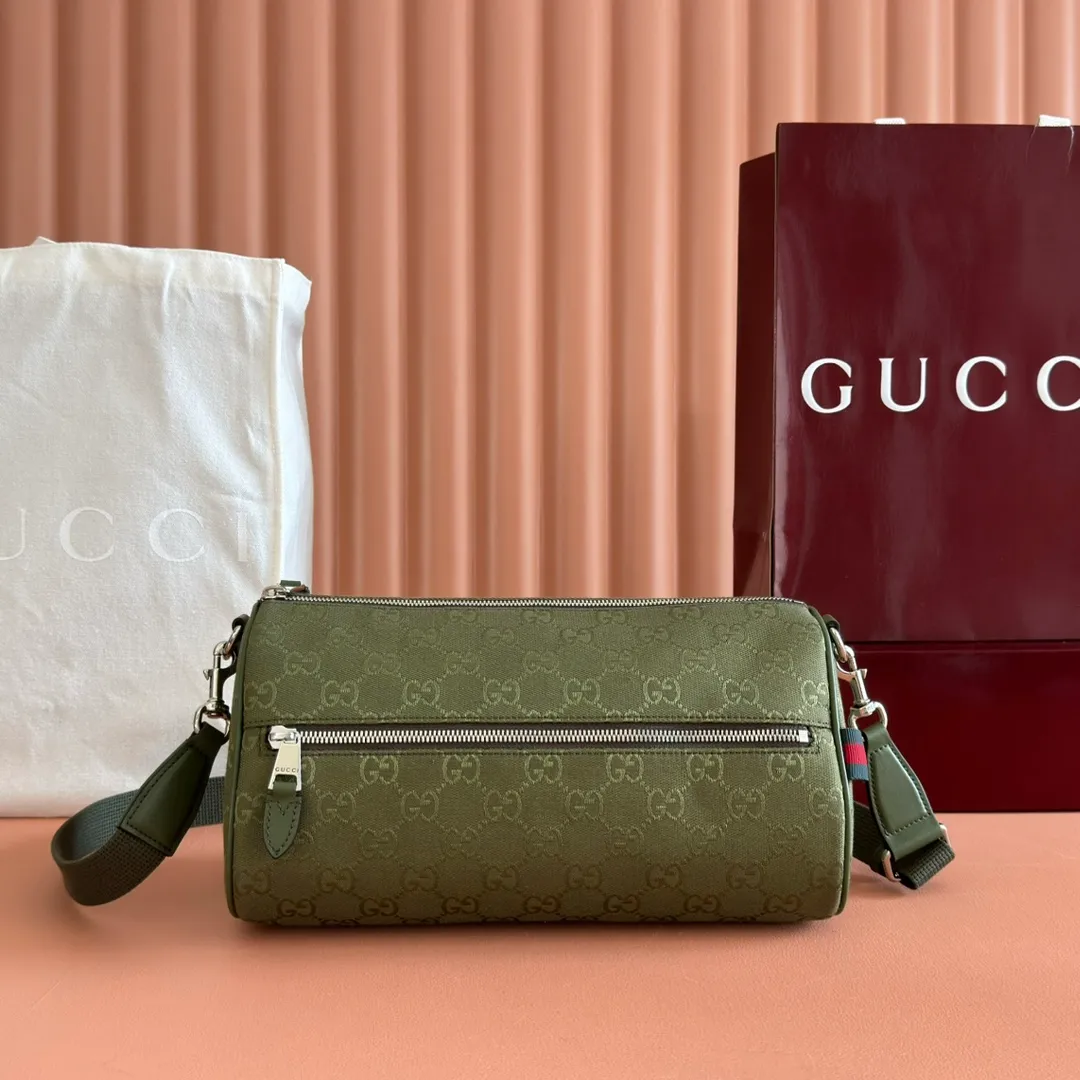 p920. 💋💋💋【With full set of original counter packaging】【New Product】This item is crafted with GG canvas to pay tribute to the instantly recognizable monogram pattern of Guccio Gucci, the founder of the brand. Interpreting a new forest green tone, it adds a modern touch to daily accessories, and the webbing details double the charm of the entire design. Forest green GG canvas Forest green piping Red and green web details Nylon lining Triangular shaped sides Interior: One leather open pocket External: One zippered pocket Removable and adjustable shoulder strap (55cm height) Zip closure Color: 834455. Dimensions: 30cm (W) x 16cm (H) x 16cm (D) Weight: Approx. 0.6kg Color: Forest Green/Green Cloth. Made in Italy
