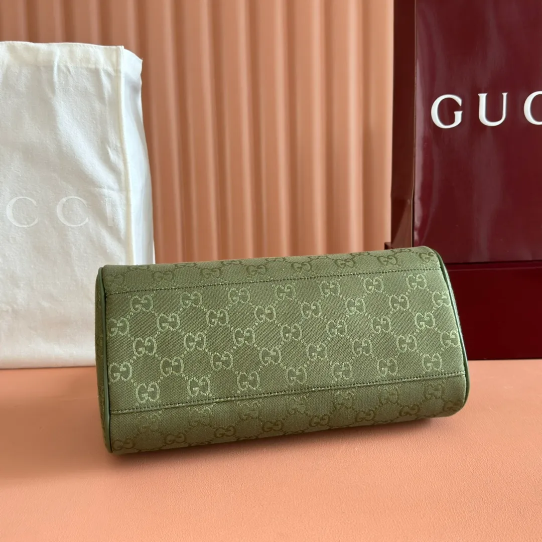 p920. 💋💋💋【With full set of original counter packaging】【New Product】This item is crafted with GG canvas to pay tribute to the instantly recognizable monogram pattern of Guccio Gucci, the founder of the brand. Interpreting a new forest green tone, it adds a modern touch to daily accessories, and the webbing details double the charm of the entire design. Forest green GG canvas Forest green piping Red and green web details Nylon lining Triangular shaped sides Interior: One leather open pocket External: One zippered pocket Removable and adjustable shoulder strap (55cm height) Zip closure Color: 834455. Dimensions: 30cm (W) x 16cm (H) x 16cm (D) Weight: Approx. 0.6kg Color: Forest Green/Green Cloth. Made in Italy