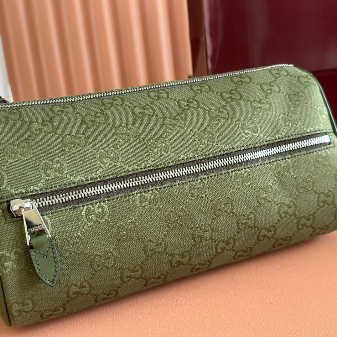 p920. 💋💋💋【With full set of original counter packaging】【New Product】This item is crafted with GG canvas to pay tribute to the instantly recognizable monogram pattern of Guccio Gucci, the founder of the brand. Interpreting a new forest green tone, it adds a modern touch to daily accessories, and the webbing details double the charm of the entire design. Forest green GG canvas Forest green piping Red and green web details Nylon lining Triangular shaped sides Interior: One leather open pocket External: One zippered pocket Removable and adjustable shoulder strap (55cm height) Zip closure Color: 834455. Dimensions: 30cm (W) x 16cm (H) x 16cm (D) Weight: Approx. 0.6kg Color: Forest Green/Green Cloth. Made in Italy