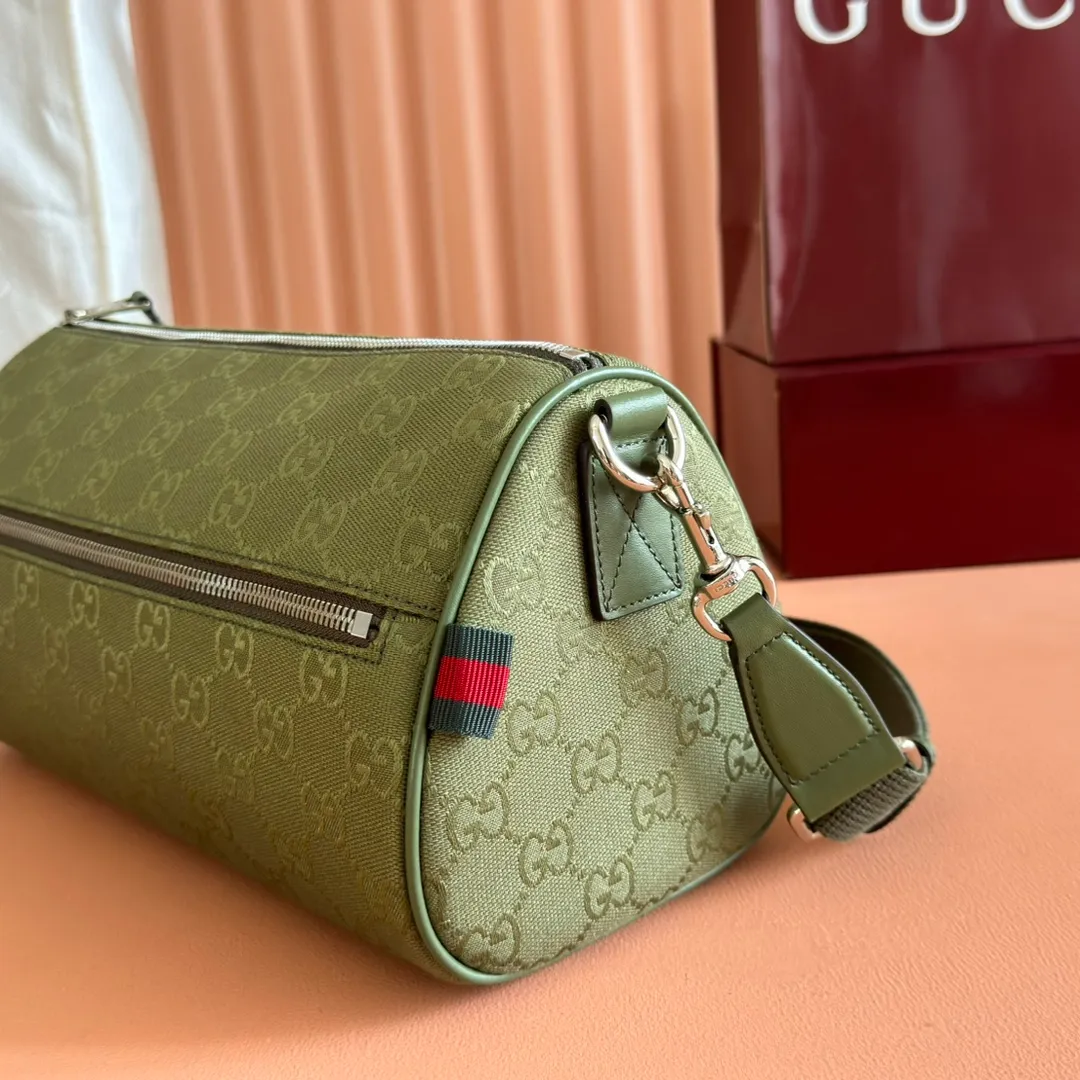 p920. 💋💋💋【With full set of original counter packaging】【New Product】This item is crafted with GG canvas to pay tribute to the instantly recognizable monogram pattern of Guccio Gucci, the founder of the brand. Interpreting a new forest green tone, it adds a modern touch to daily accessories, and the webbing details double the charm of the entire design. Forest green GG canvas Forest green piping Red and green web details Nylon lining Triangular shaped sides Interior: One leather open pocket External: One zippered pocket Removable and adjustable shoulder strap (55cm height) Zip closure Color: 834455. Dimensions: 30cm (W) x 16cm (H) x 16cm (D) Weight: Approx. 0.6kg Color: Forest Green/Green Cloth. Made in Italy