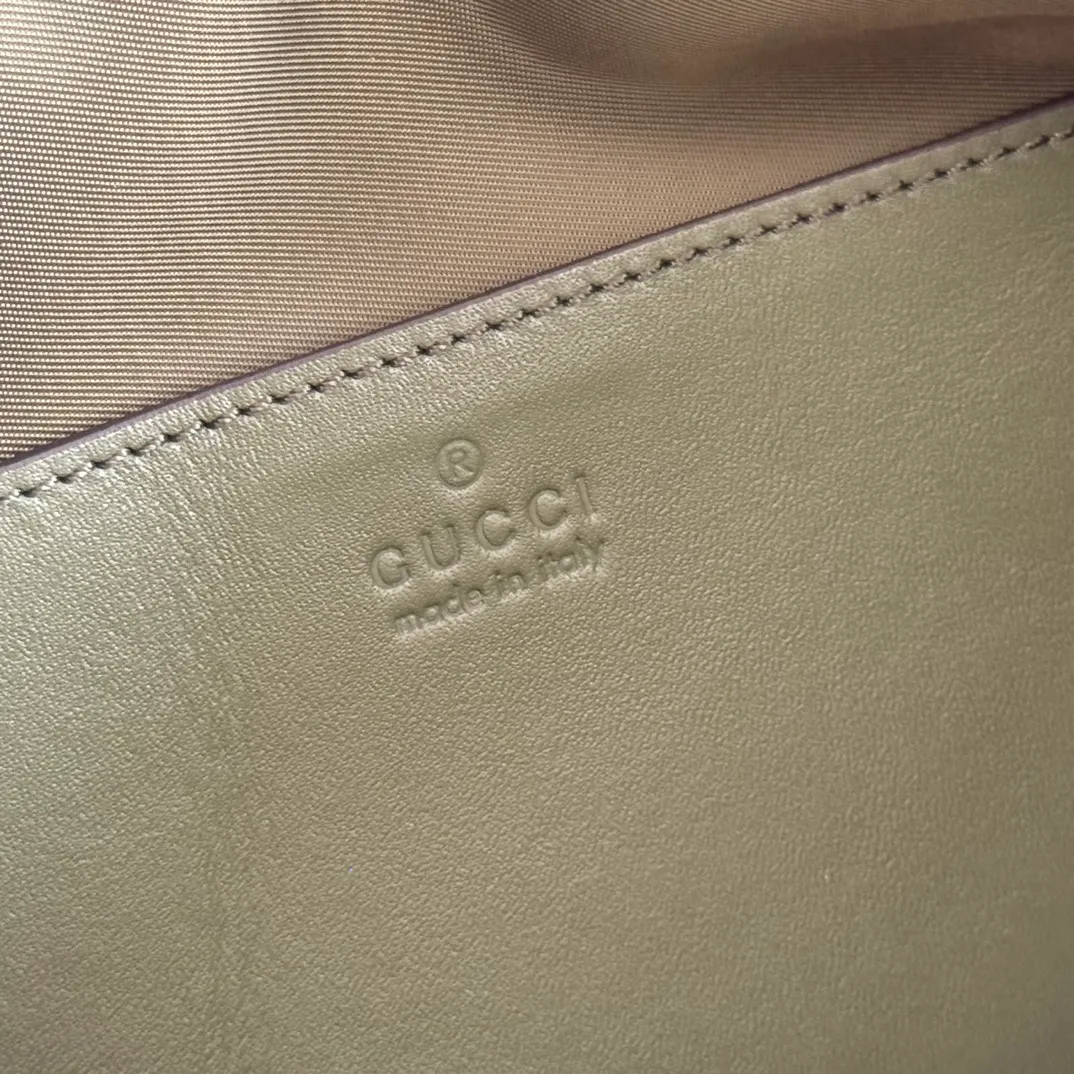 p920. 💋💋💋【With full set of original counter packaging】【New Product】This item is crafted with GG canvas to pay tribute to the instantly recognizable monogram pattern of Guccio Gucci, the founder of the brand. Interpreting a new forest green tone, it adds a modern touch to daily accessories, and the webbing details double the charm of the entire design. Forest green GG canvas Forest green piping Red and green web details Nylon lining Triangular shaped sides Interior: One leather open pocket External: One zippered pocket Removable and adjustable shoulder strap (55cm height) Zip closure Color: 834455. Dimensions: 30cm (W) x 16cm (H) x 16cm (D) Weight: Approx. 0.6kg Color: Forest Green/Green Cloth. Made in Italy