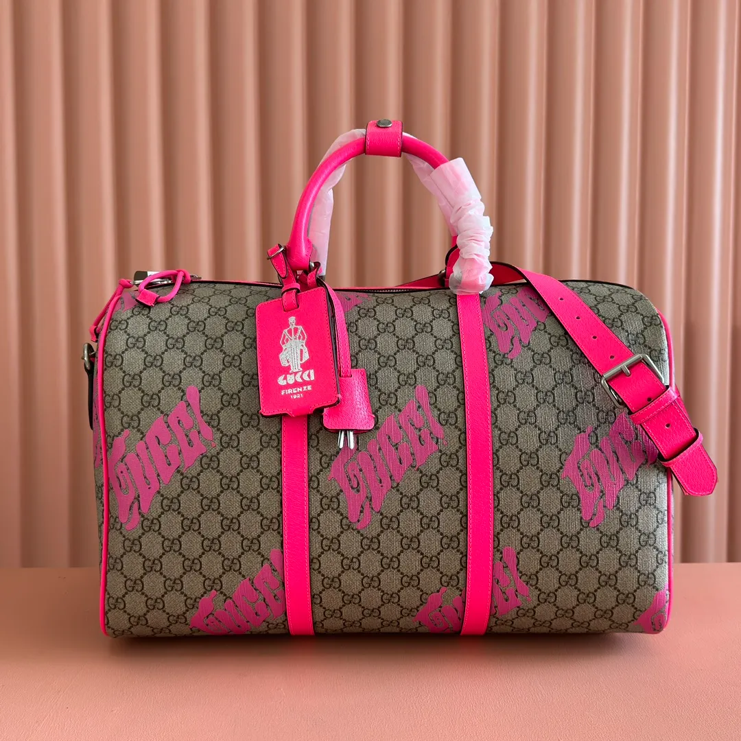 p1640. 💋💋💋"With full set of original counter gift bag packaging" [New Product] In the 2025 early autumn series, Chinese artist Currynew reinterprets the brand logo, adding color to men's ready-to-wear, leather goods and accessories. This travel bag is crafted from coated fabric with the classic GG monogram pattern, cleverly incorporating Gucci prints and contrasting leather piping, making the entire design richer. Beige and dark brown coated fabric with classic GG monogram pattern Emerald green leather trim Gucci print Currynew workmanship Emerald green linen-cotton blend lining Interior: 1 zip pocket External: ID tag, lock and keychain Handle: 12 cm (height) Removable and adjustable leather shoulder strap (height adjustable between 117 cm and 132 cm) Zip closure Ident No.: 834962. Dimensions: 44cm (width) x 29cm (height) x 23cm (depth) Weight: about 2kg Color: rose red silk screen/PVC. Made in Italy