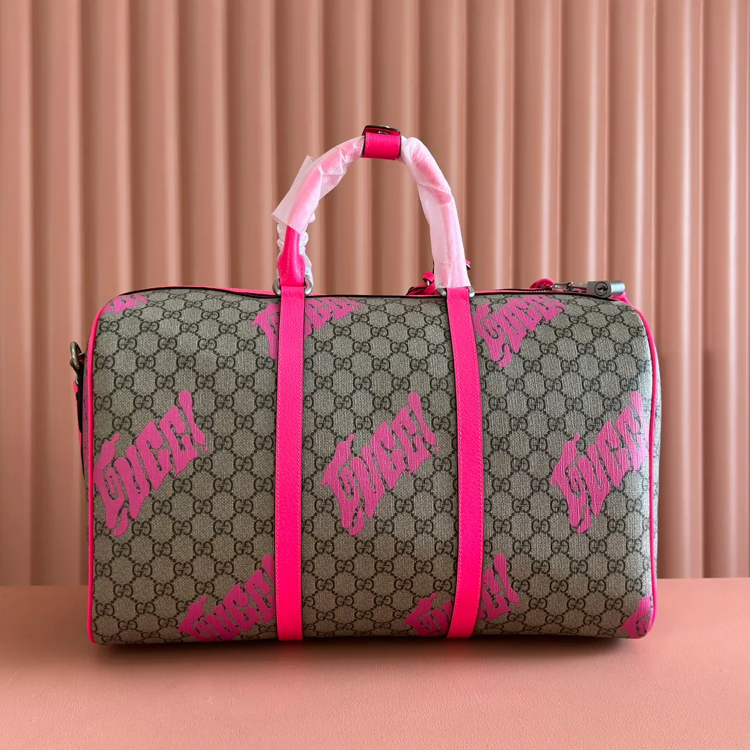 p1640. 💋💋💋"With full set of original counter gift bag packaging" [New Product] In the 2025 early autumn series, Chinese artist Currynew reinterprets the brand logo, adding color to men's ready-to-wear, leather goods and accessories. This travel bag is crafted from coated fabric with the classic GG monogram pattern, cleverly incorporating Gucci prints and contrasting leather piping, making the entire design richer. Beige and dark brown coated fabric with classic GG monogram pattern Emerald green leather trim Gucci print Currynew workmanship Emerald green linen-cotton blend lining Interior: 1 zip pocket External: ID tag, lock and keychain Handle: 12 cm (height) Removable and adjustable leather shoulder strap (height adjustable between 117 cm and 132 cm) Zip closure Ident No.: 834962. Dimensions: 44cm (width) x 29cm (height) x 23cm (depth) Weight: about 2kg Color: rose red silk screen/PVC. Made in Italy