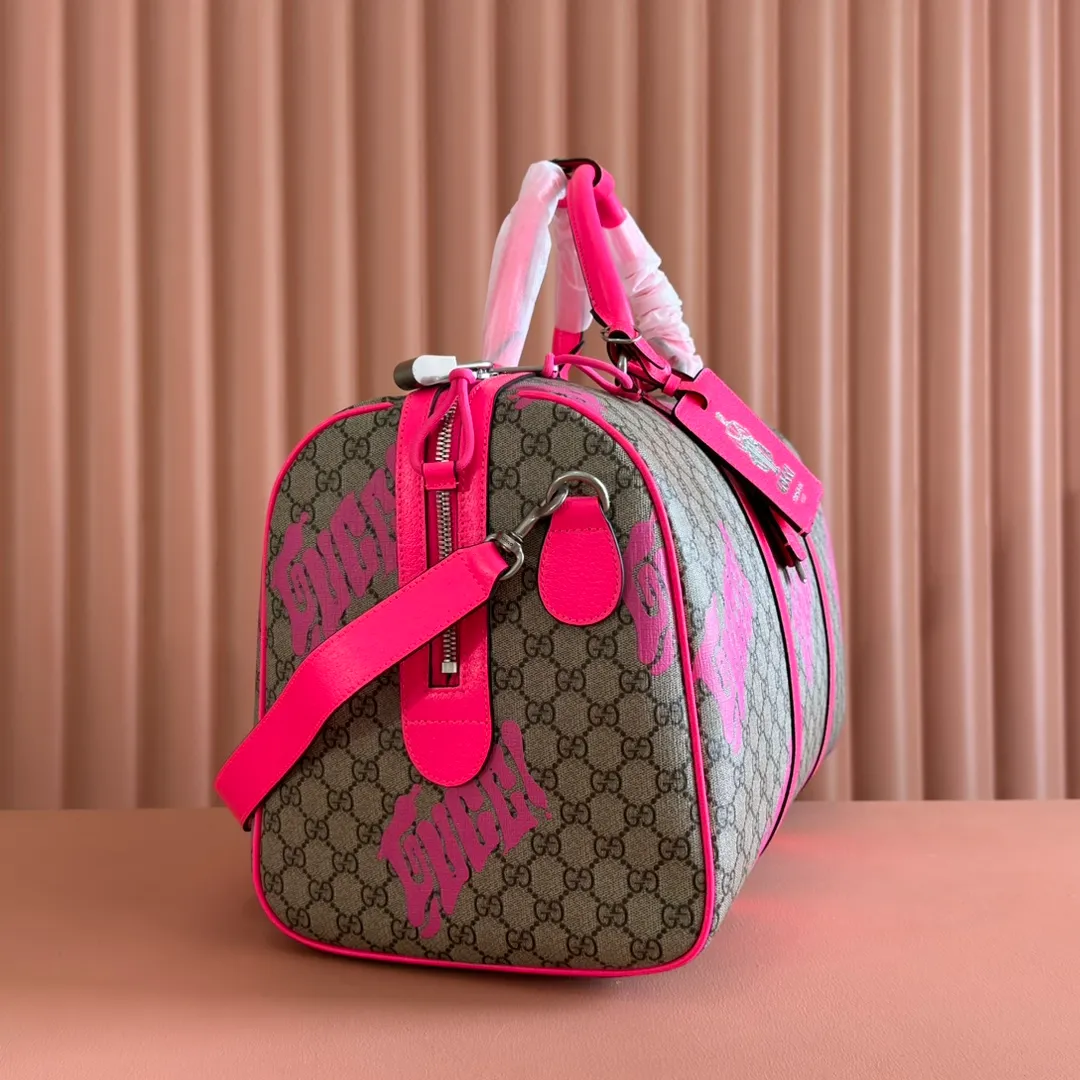 p1640. 💋💋💋"With full set of original counter gift bag packaging" [New Product] In the 2025 early autumn series, Chinese artist Currynew reinterprets the brand logo, adding color to men's ready-to-wear, leather goods and accessories. This travel bag is crafted from coated fabric with the classic GG monogram pattern, cleverly incorporating Gucci prints and contrasting leather piping, making the entire design richer. Beige and dark brown coated fabric with classic GG monogram pattern Emerald green leather trim Gucci print Currynew workmanship Emerald green linen-cotton blend lining Interior: 1 zip pocket External: ID tag, lock and keychain Handle: 12 cm (height) Removable and adjustable leather shoulder strap (height adjustable between 117 cm and 132 cm) Zip closure Ident No.: 834962. Dimensions: 44cm (width) x 29cm (height) x 23cm (depth) Weight: about 2kg Color: rose red silk screen/PVC. Made in Italy