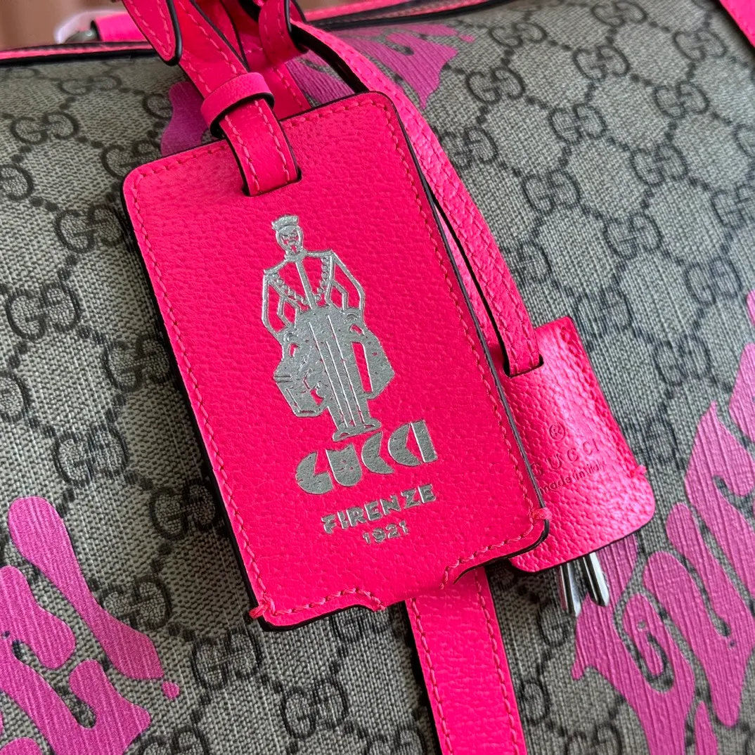 p1640. 💋💋💋"With full set of original counter gift bag packaging" [New Product] In the 2025 early autumn series, Chinese artist Currynew reinterprets the brand logo, adding color to men's ready-to-wear, leather goods and accessories. This travel bag is crafted from coated fabric with the classic GG monogram pattern, cleverly incorporating Gucci prints and contrasting leather piping, making the entire design richer. Beige and dark brown coated fabric with classic GG monogram pattern Emerald green leather trim Gucci print Currynew workmanship Emerald green linen-cotton blend lining Interior: 1 zip pocket External: ID tag, lock and keychain Handle: 12 cm (height) Removable and adjustable leather shoulder strap (height adjustable between 117 cm and 132 cm) Zip closure Ident No.: 834962. Dimensions: 44cm (width) x 29cm (height) x 23cm (depth) Weight: about 2kg Color: rose red silk screen/PVC. Made in Italy