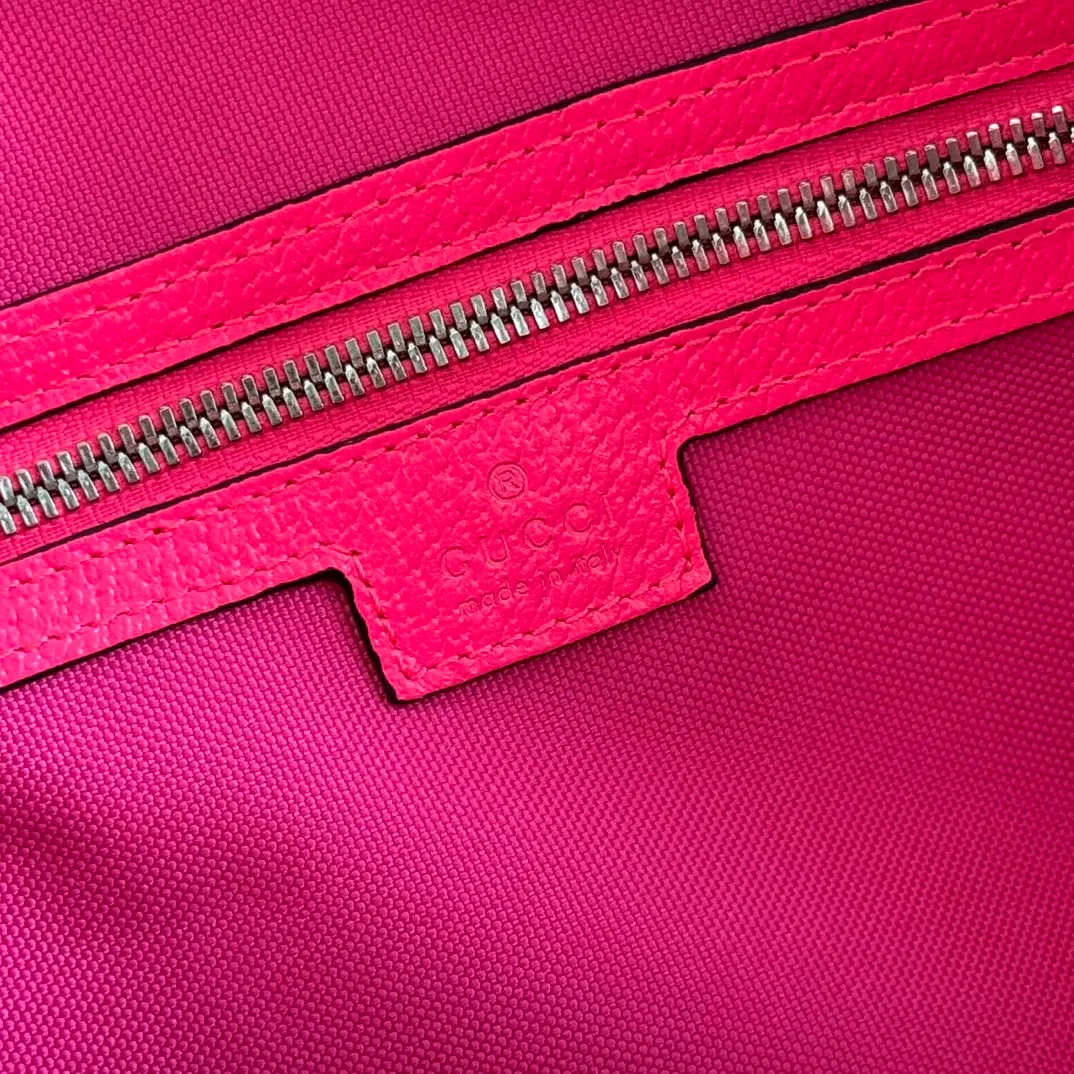 p1640. 💋💋💋"With full set of original counter gift bag packaging" [New Product] In the 2025 early autumn series, Chinese artist Currynew reinterprets the brand logo, adding color to men's ready-to-wear, leather goods and accessories. This travel bag is crafted from coated fabric with the classic GG monogram pattern, cleverly incorporating Gucci prints and contrasting leather piping, making the entire design richer. Beige and dark brown coated fabric with classic GG monogram pattern Emerald green leather trim Gucci print Currynew workmanship Emerald green linen-cotton blend lining Interior: 1 zip pocket External: ID tag, lock and keychain Handle: 12 cm (height) Removable and adjustable leather shoulder strap (height adjustable between 117 cm and 132 cm) Zip closure Ident No.: 834962. Dimensions: 44cm (width) x 29cm (height) x 23cm (depth) Weight: about 2kg Color: rose red silk screen/PVC. Made in Italy