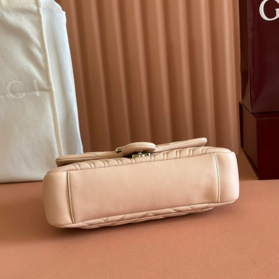 p1260. 💋💋💋【Full set of packaging at the counter】The brand's iconic GG Marmont series is ingeniously integrated with double G-shaped accessories and faceted chain straps, and soft leather is selected to create a soft-lined bag shape. Simple and neat back pockets make medium and large bags more practical. Black V-shaped Matelassé sheepskin Light gold-tone hardware Gucci ankara red viscose lining Double G Interior: One zipped pocket External: One open pocket Sliding chain strap that can be used as a shoulder strap (56 cm high) Spring-buckle flap Ident: 837267. Dimensions: 26 cm (width) x 15 cm (height) x 7 cm (depth) Weight: approximately 0.65 kg Color: pink full leather/original leather. Made in Italy