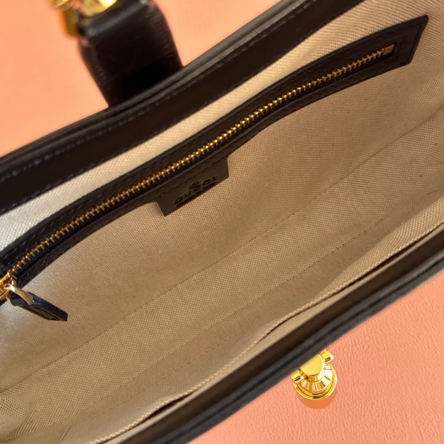 p1300. 📣📣📣 [Original leather accessories 🌈 Equipped with full counter packaging] 🔥🔥4040 catwalk style vintage armpit bag jackie, it is predicted that it will be a popular one after the 1955 series. Many celebrities can't put it down, and their upper body is also super fashionable. Jackie was successfully defeated by the counter and appeared on the 2020 GUCC! The show generated a lot of discussion. This is the favorite bag of the former first lady of the United States, Jacqueline. In the 1960s and 1970s, she liked to carry Jackie handbags of different textures in public. This bag with a rather retro appearance is in line with the current two major trends of vintage and armpit bags. The conflict between old and fashionable is a wonderful existence. Style number: 636706, dimensions: width 28x height 19x side width 4.5.