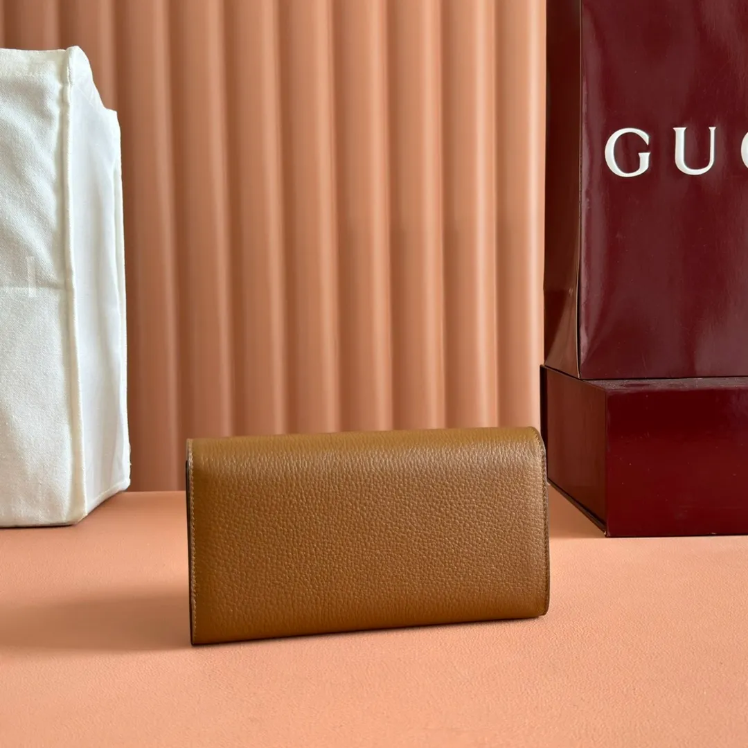 p540. 💋💋💋 Equipped with full counter packaging [New Product] This Gucci Softbit series shoulder bag is ingeniously integrated with the brand's classic equestrian style accessories in the shape of a large half-horse bit. Ankara red grained calfskin. Light gold-tone hardware. Dark brown microfiber lining. Half horsebit buckle. Ident.: 828147. Dimensions: 19x10x3.5cm. Color: brown/original leather. Made in Italy