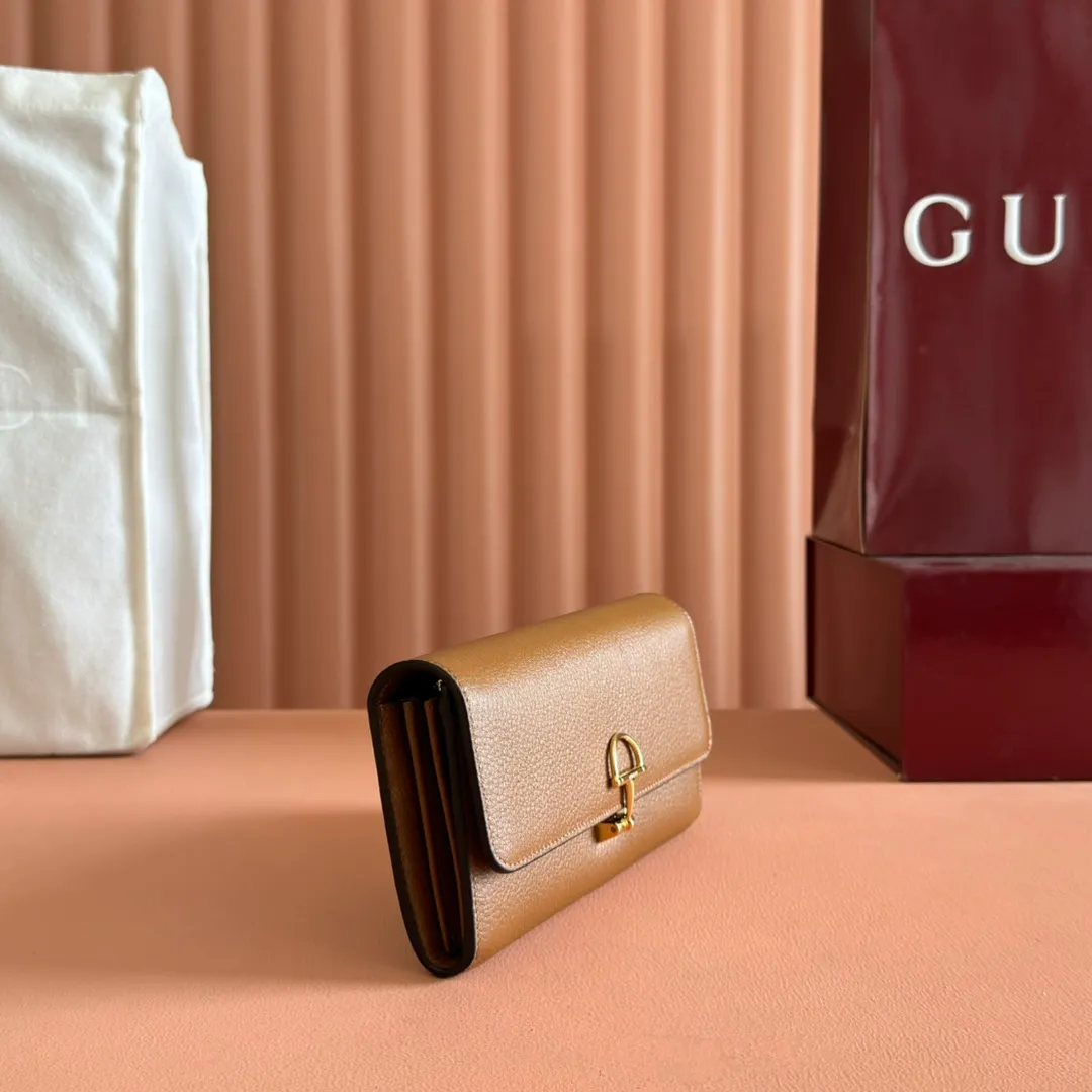 p540. 💋💋💋 Equipped with full counter packaging [New Product] This Gucci Softbit series shoulder bag is ingeniously integrated with the brand's classic equestrian style accessories in the shape of a large half-horse bit. Ankara red grained calfskin. Light gold-tone hardware. Dark brown microfiber lining. Half horsebit buckle. Ident.: 828147. Dimensions: 19x10x3.5cm. Color: brown/original leather. Made in Italy