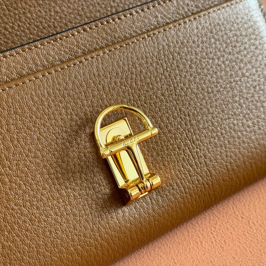p540. 💋💋💋 Equipped with full counter packaging [New Product] This Gucci Softbit series shoulder bag is ingeniously integrated with the brand's classic equestrian style accessories in the shape of a large half-horse bit. Ankara red grained calfskin. Light gold-tone hardware. Dark brown microfiber lining. Half horsebit buckle. Ident.: 828147. Dimensions: 19x10x3.5cm. Color: brown/original leather. Made in Italy