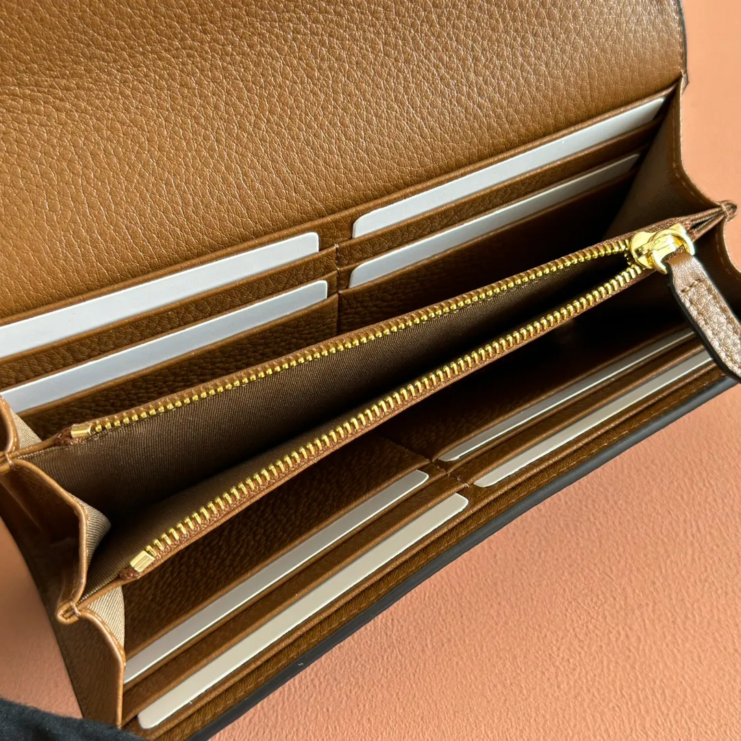 p540. 💋💋💋 Equipped with full counter packaging [New Product] This Gucci Softbit series shoulder bag is ingeniously integrated with the brand's classic equestrian style accessories in the shape of a large half-horse bit. Ankara red grained calfskin. Light gold-tone hardware. Dark brown microfiber lining. Half horsebit buckle. Ident.: 828147. Dimensions: 19x10x3.5cm. Color: brown/original leather. Made in Italy