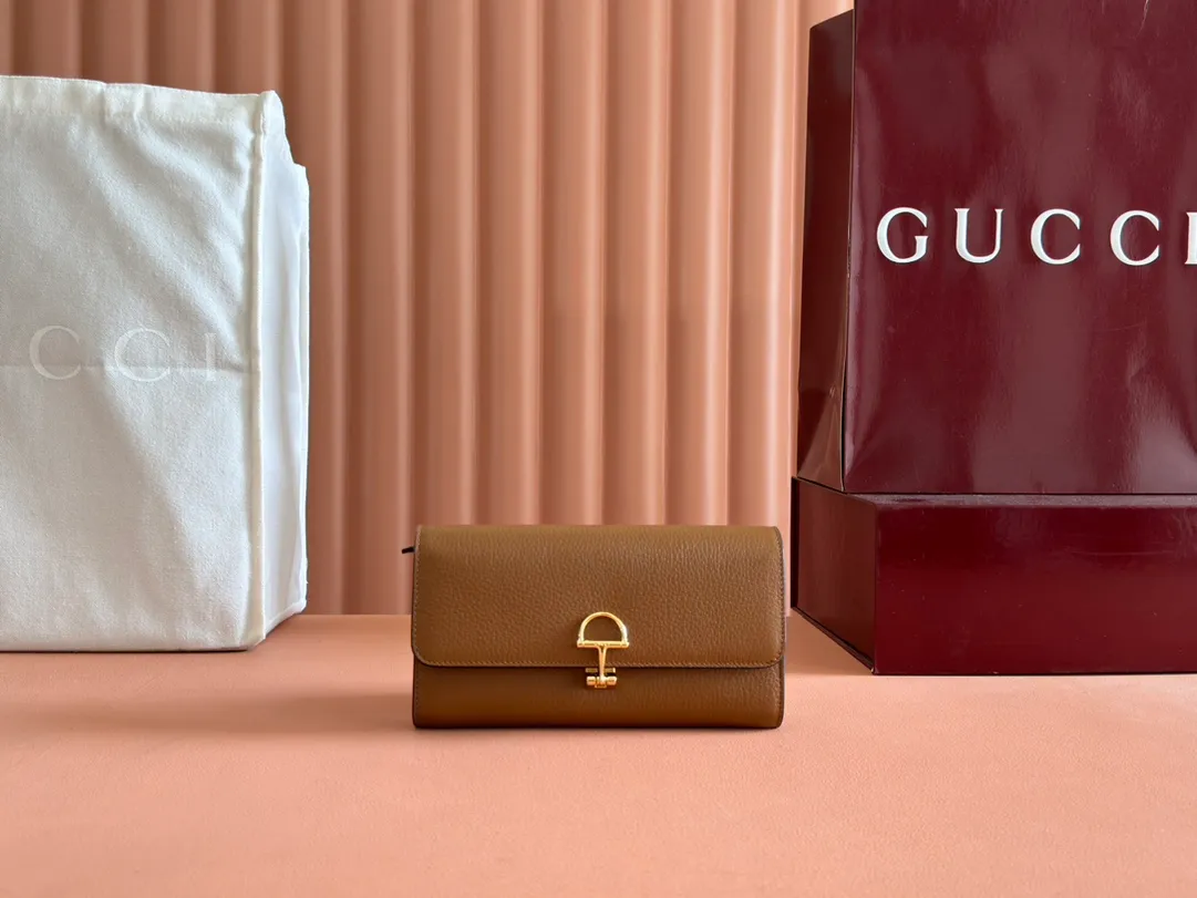 p540. 💋💋💋 Equipped with full counter packaging [New Product] This Gucci Softbit series shoulder bag is ingeniously integrated with the brand's classic equestrian style accessories in the shape of a large half-horse bit. Ankara red grained calfskin. Light gold-tone hardware. Dark brown microfiber lining. Half horsebit buckle. Ident.: 828147. Dimensions: 19x10x3.5cm. Color: brown/original leather. Made in Italy