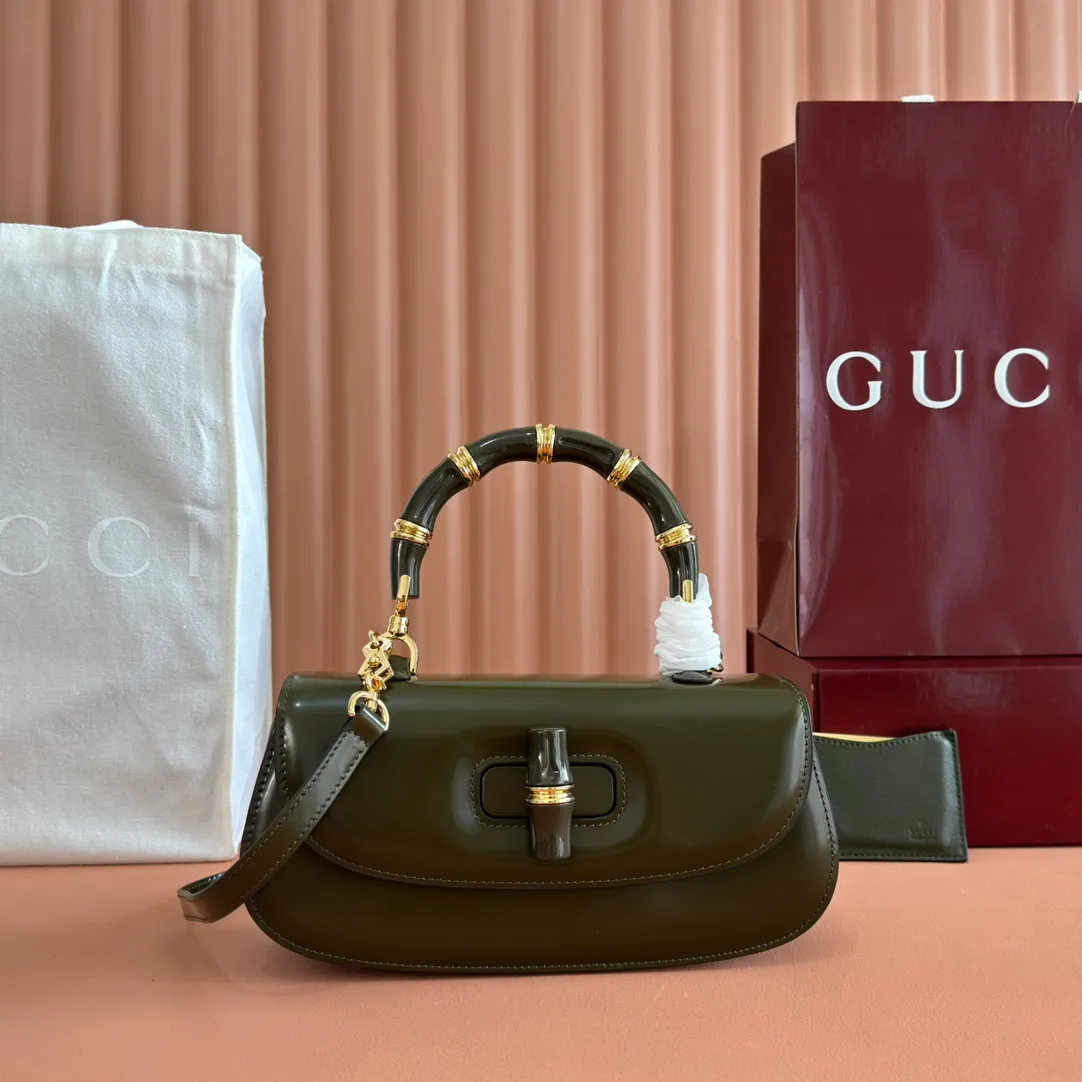 p1680. 💋💋💋 Equipped with full counter packaging [New Product] This small handbag reinterprets the iconic bamboo-shaped accessories with resin and brass details, adding another dazzling masterpiece to the 2025 spring and summer series. The Gucci Bamboo Diva tote adds a pop of color to any look. White glossy buffed leather Resin and brass bamboo hardware Three-level articulated compartments White leather lining Interior: One zippered pocket and a mirror with removable pocket Handle height 10cm Removable and adjustable leather shoulder strap (50cm high); length adjustable between 100cm and 116cm Bamboo lock Model number: 827750 Dimensions: 26.6cm (width) x 13cm (h) x 8 cm (depth) Weight: about 0.9 kg Color: dark green full leather/original leather. Made in Italy