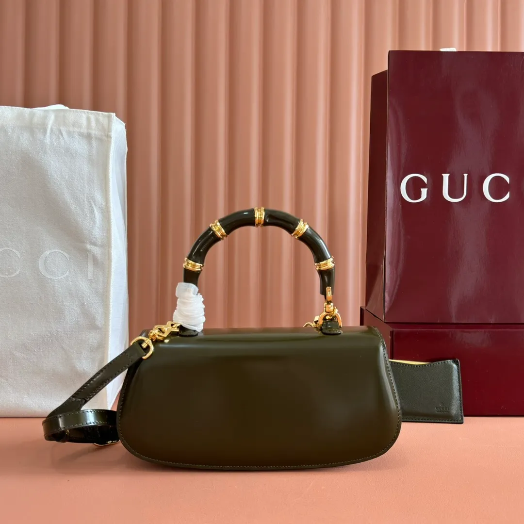 p1680. 💋💋💋 Equipped with full counter packaging [New Product] This small handbag reinterprets the iconic bamboo-shaped accessories with resin and brass details, adding another dazzling masterpiece to the 2025 spring and summer series. The Gucci Bamboo Diva tote adds a pop of color to any look. White glossy buffed leather Resin and brass bamboo hardware Three-level articulated compartments White leather lining Interior: One zippered pocket and a mirror with removable pocket Handle height 10cm Removable and adjustable leather shoulder strap (50cm high); length adjustable between 100cm and 116cm Bamboo lock Model number: 827750 Dimensions: 26.6cm (width) x 13cm (h) x 8 cm (depth) Weight: about 0.9 kg Color: dark green full leather/original leather. Made in Italy