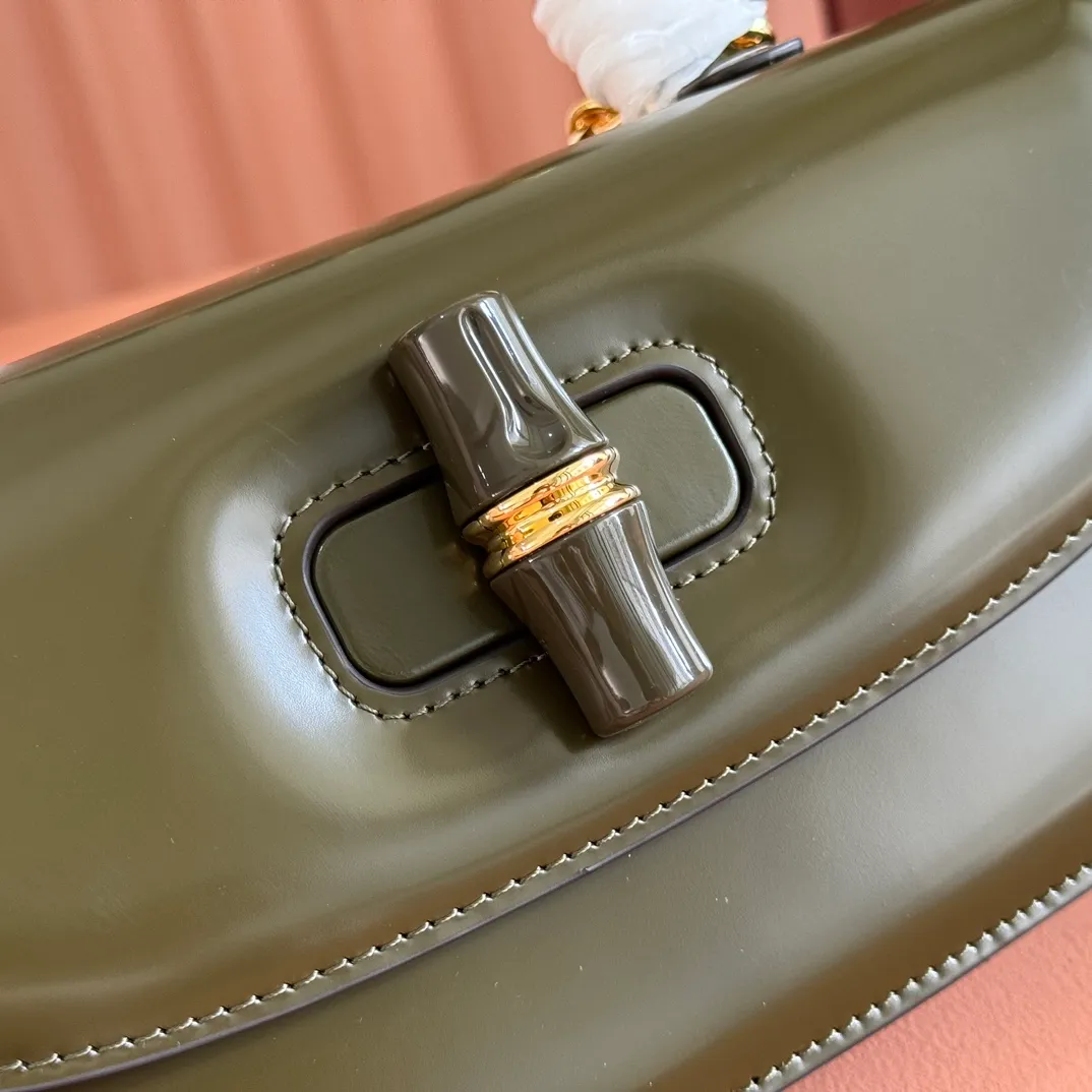 p1680. 💋💋💋 Equipped with full counter packaging [New Product] This small handbag reinterprets the iconic bamboo-shaped accessories with resin and brass details, adding another dazzling masterpiece to the 2025 spring and summer series. The Gucci Bamboo Diva tote adds a pop of color to any look. White glossy buffed leather Resin and brass bamboo hardware Three-level articulated compartments White leather lining Interior: One zippered pocket and a mirror with removable pocket Handle height 10cm Removable and adjustable leather shoulder strap (50cm high); length adjustable between 100cm and 116cm Bamboo lock Model number: 827750 Dimensions: 26.6cm (width) x 13cm (h) x 8 cm (depth) Weight: about 0.9 kg Color: dark green full leather/original leather. Made in Italy