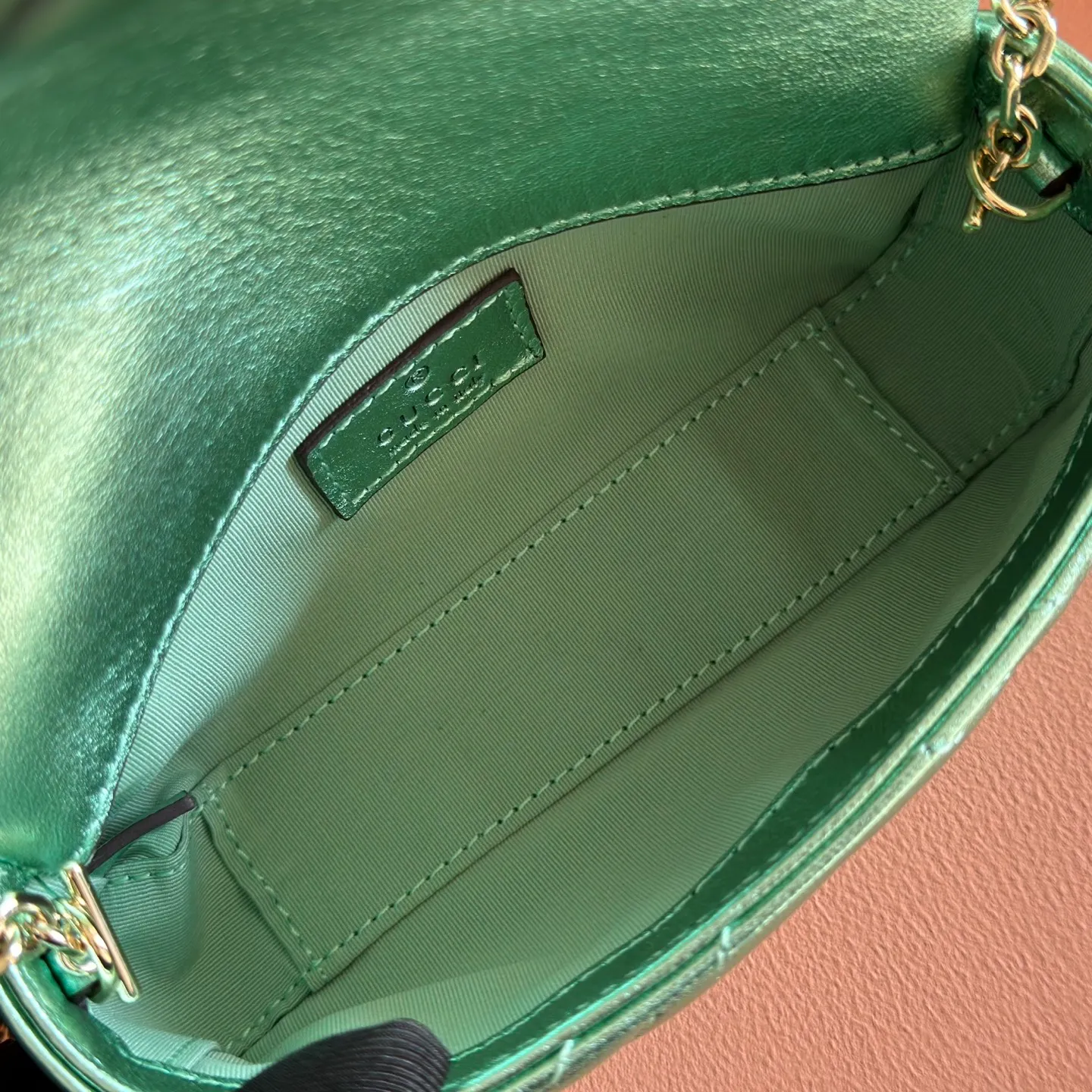 p860💋💋💋【With full set of original counter packaging】The brand’s iconic GG Marmont series is ingeniously integrated with double G-shaped accessories and faceted chain straps, and soft leather is selected to create a soft-lined bag shape. This mini bag is embellished with the brand's archive logo, which debuted in the 1970s. Silver V-shaped Matelassé sheepskin leather Silver-toned hardware Double G Chain shoulder strap (60 cm high) Magnetic snap fastening Weight: approx. 0.35 kg Model number: 841290. Dimensions: 16.5cm (width) x 9.5cm (height) x 4.5cm (depth) Color: green gold sheepskin/original leather. Made in Italy