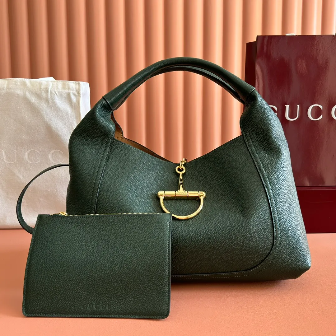 💋💋💋p1760 This Gucci Softbit series shoulder bag is ingeniously integrated with the brand's classic equestrian style accessories in the shape of a large half-horse bit. This large shoulder bag comes with a removable clutch. Gucci Ankara red grained calf leather Light gold tone hardware Dark brown microfiber lining Half horsebit closure Interior: Detachable clutch Holds iPhone Pro Max/Plus, Airpods, long wallet and lipstick Shoulder strap: 20 cm high Magnetic closure Model number: 837466. Dimensions: 46cm (width) x 26cm (height) x 16cm (depth) Weight: about 1.4kg Color: dark green/original leather. Made in Italy