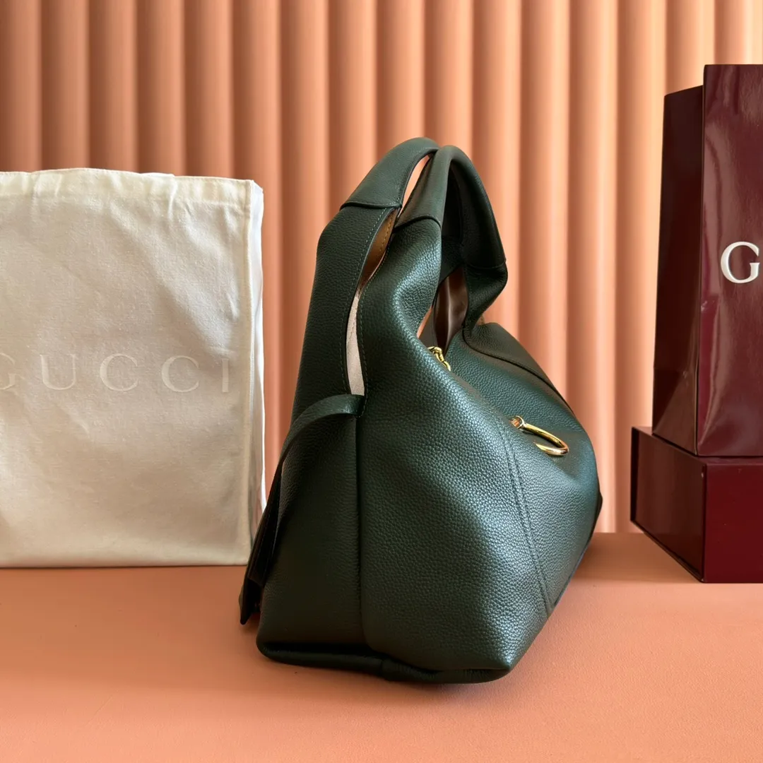 💋💋💋p1760 This Gucci Softbit series shoulder bag is ingeniously integrated with the brand's classic equestrian style accessories in the shape of a large half-horse bit. This large shoulder bag comes with a removable clutch. Gucci Ankara red grained calf leather Light gold tone hardware Dark brown microfiber lining Half horsebit closure Interior: Detachable clutch Holds iPhone Pro Max/Plus, Airpods, long wallet and lipstick Shoulder strap: 20 cm high Magnetic closure Model number: 837466. Dimensions: 46cm (width) x 26cm (height) x 16cm (depth) Weight: about 1.4kg Color: dark green/original leather. Made in Italy