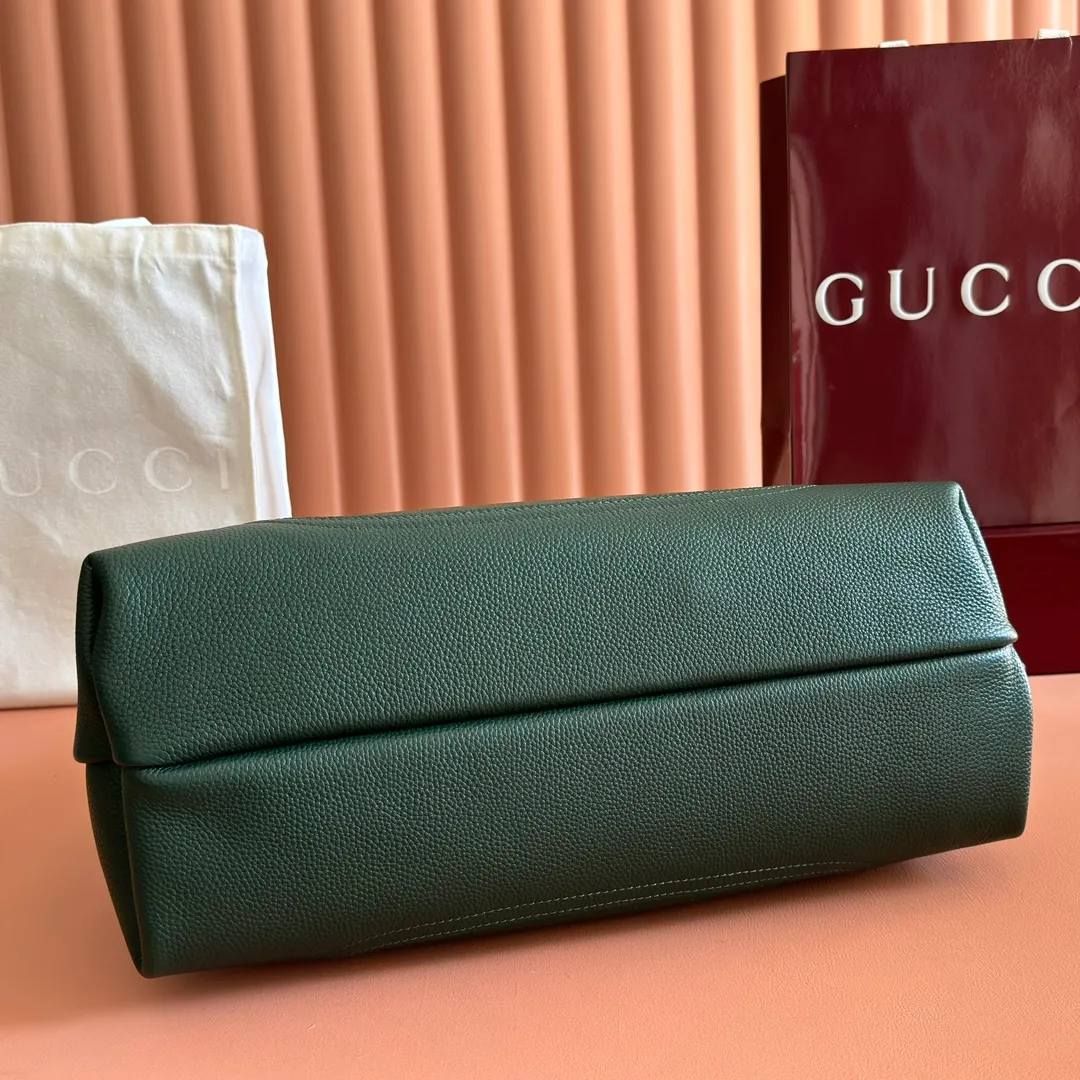 💋💋💋p1760 This Gucci Softbit series shoulder bag is ingeniously integrated with the brand's classic equestrian style accessories in the shape of a large half-horse bit. This large shoulder bag comes with a removable clutch. Gucci Ankara red grained calf leather Light gold tone hardware Dark brown microfiber lining Half horsebit closure Interior: Detachable clutch Holds iPhone Pro Max/Plus, Airpods, long wallet and lipstick Shoulder strap: 20 cm high Magnetic closure Model number: 837466. Dimensions: 46cm (width) x 26cm (height) x 16cm (depth) Weight: about 1.4kg Color: dark green/original leather. Made in Italy