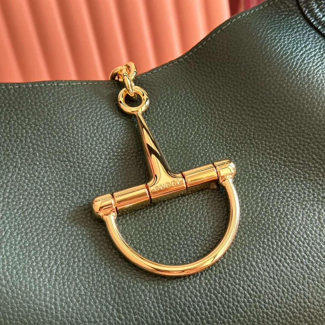 💋💋💋p1760 This Gucci Softbit series shoulder bag is ingeniously integrated with the brand's classic equestrian style accessories in the shape of a large half-horse bit. This large shoulder bag comes with a removable clutch. Gucci Ankara red grained calf leather Light gold tone hardware Dark brown microfiber lining Half horsebit closure Interior: Detachable clutch Holds iPhone Pro Max/Plus, Airpods, long wallet and lipstick Shoulder strap: 20 cm high Magnetic closure Model number: 837466. Dimensions: 46cm (width) x 26cm (height) x 16cm (depth) Weight: about 1.4kg Color: dark green/original leather. Made in Italy