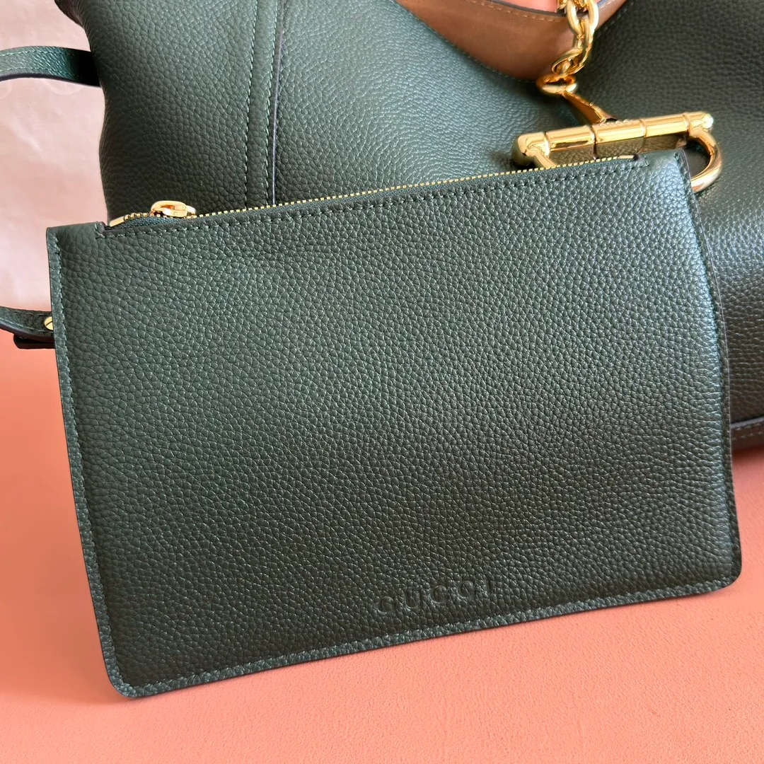 💋💋💋p1760 This Gucci Softbit series shoulder bag is ingeniously integrated with the brand's classic equestrian style accessories in the shape of a large half-horse bit. This large shoulder bag comes with a removable clutch. Gucci Ankara red grained calf leather Light gold tone hardware Dark brown microfiber lining Half horsebit closure Interior: Detachable clutch Holds iPhone Pro Max/Plus, Airpods, long wallet and lipstick Shoulder strap: 20 cm high Magnetic closure Model number: 837466. Dimensions: 46cm (width) x 26cm (height) x 16cm (depth) Weight: about 1.4kg Color: dark green/original leather. Made in Italy